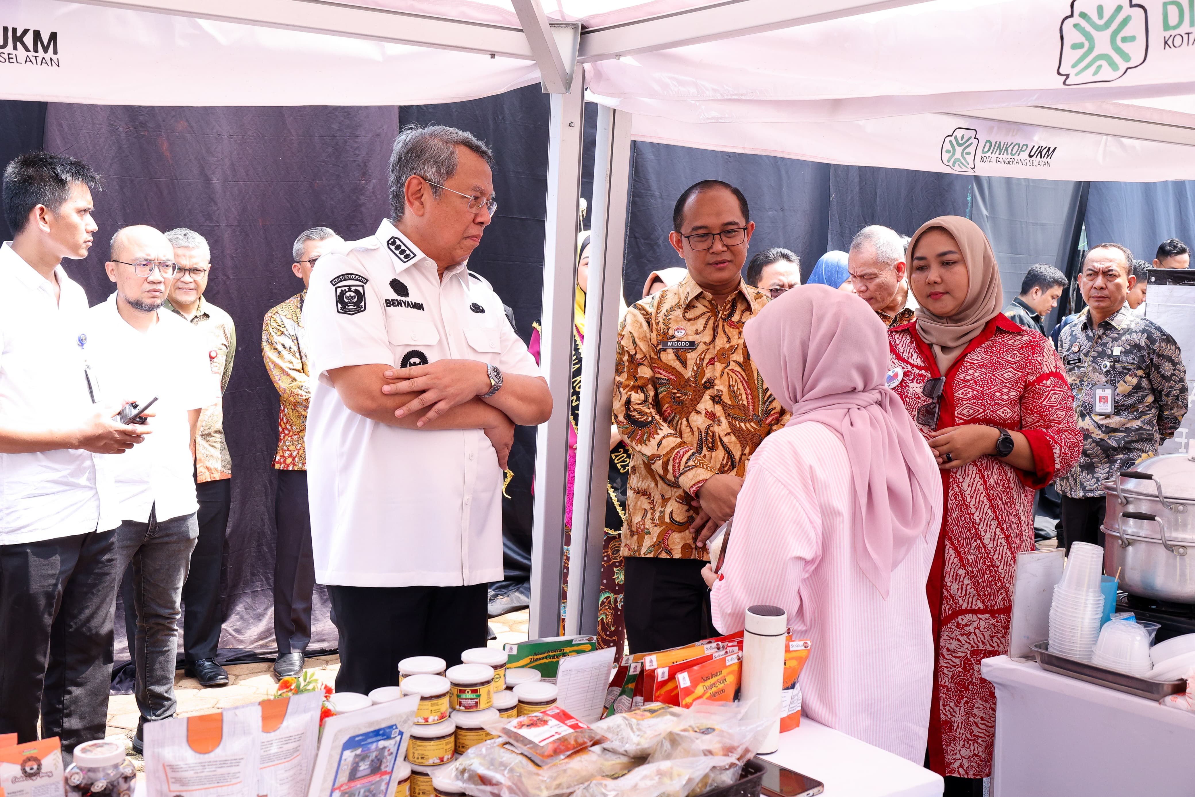 Dirjen AHU Kementerian Hukum Widodo didampingi Wali Kota Tangsel Benyamin Davnie, menekan tombol peresmian pada acara peluncuran program inovasi daerah di Tangsel, Rabu (6/8/2025).(Ist)