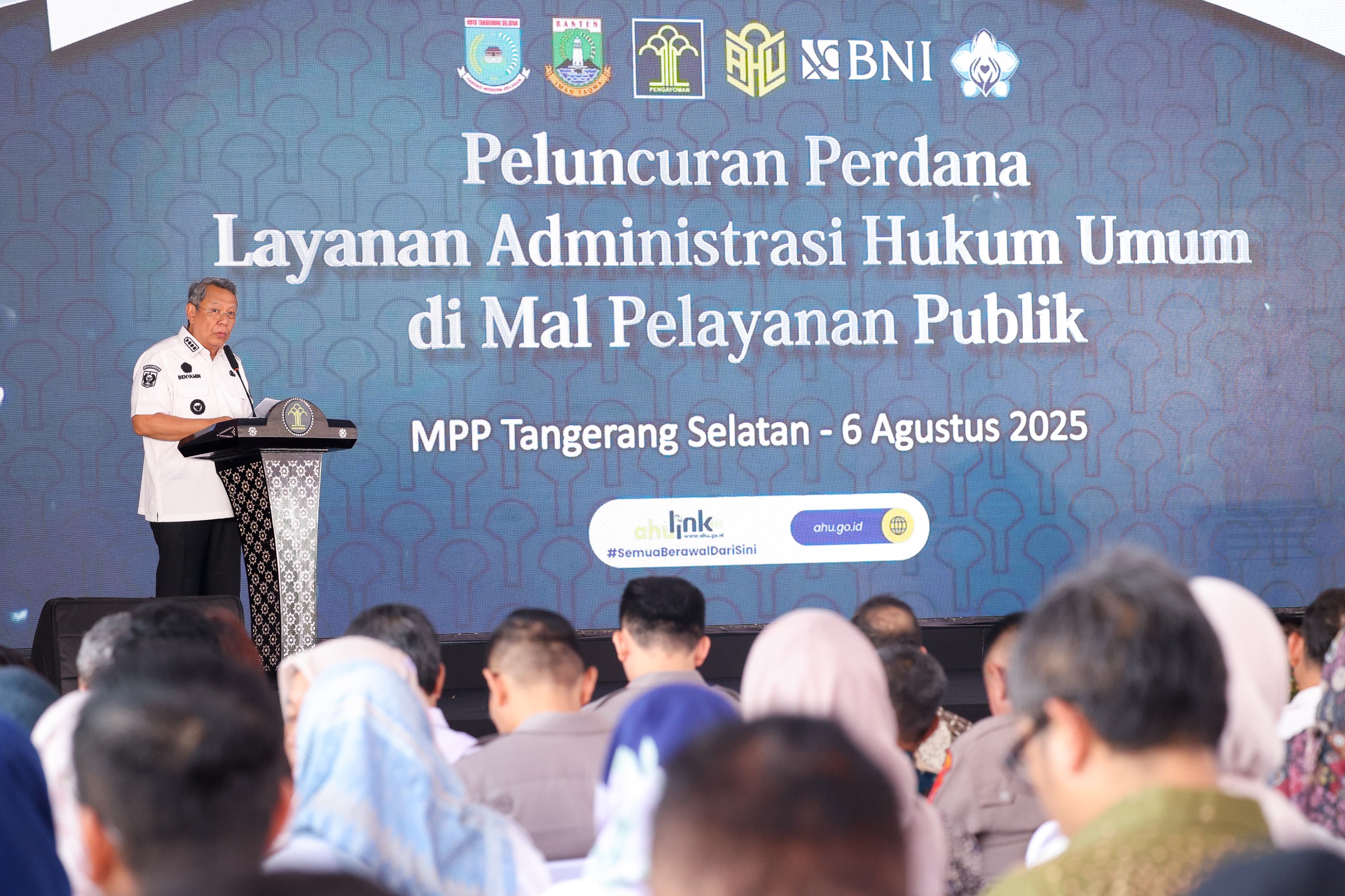 Dirjen AHU Kementerian Hukum Widodo didampingi Wali Kota Tangsel Benyamin Davnie, menekan tombol peresmian pada acara peluncuran program inovasi daerah di Tangsel, Rabu (6/8/2025).(Ist)