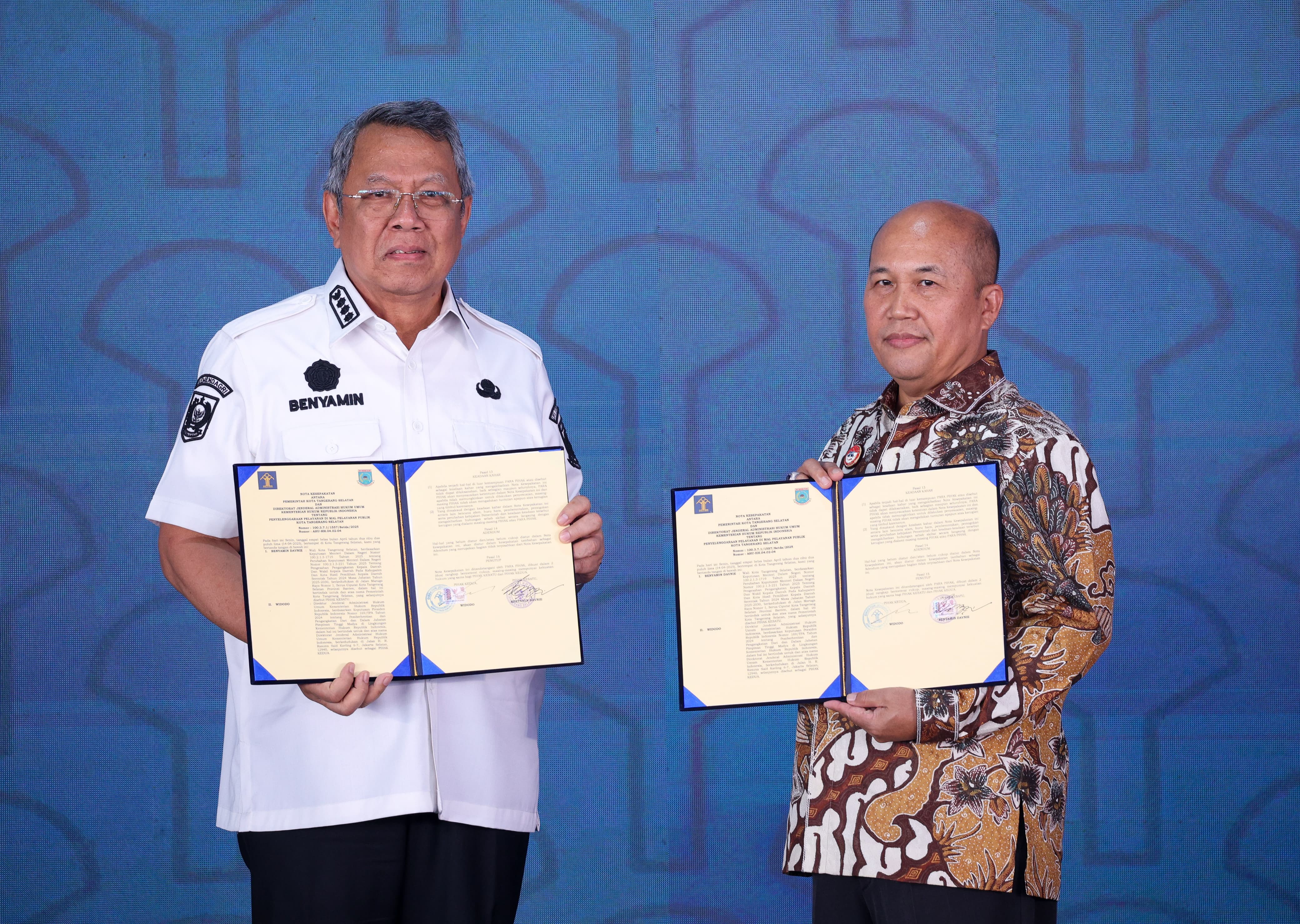 Dirjen AHU Kementerian Hukum Widodo didampingi Wali Kota Tangsel Benyamin Davnie, menekan tombol peresmian pada acara peluncuran program inovasi daerah di Tangsel, Rabu (6/8/2025).(Ist)