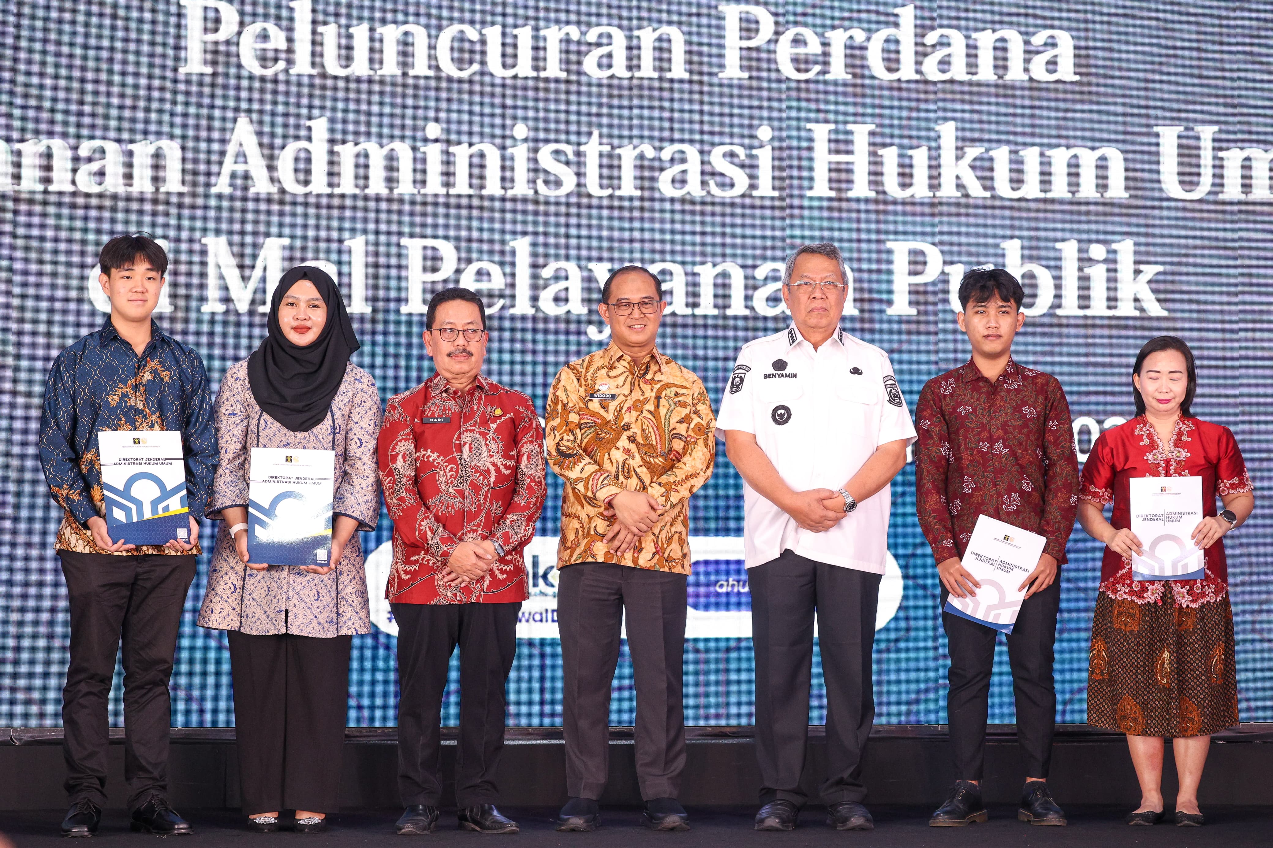 Dirjen AHU Kementerian Hukum Widodo didampingi Wali Kota Tangsel Benyamin Davnie, menekan tombol peresmian pada acara peluncuran program inovasi daerah di Tangsel, Rabu (6/8/2025).(Ist)