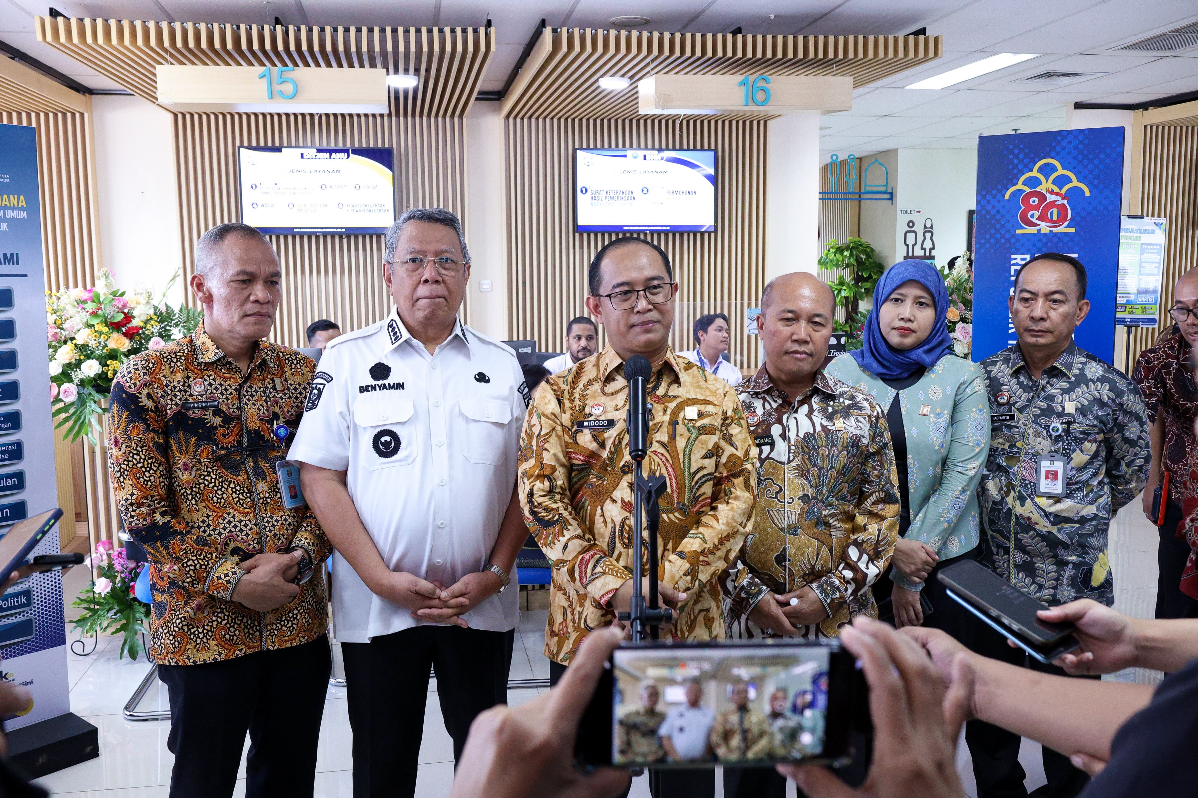 Dirjen AHU Kementerian Hukum Widodo didampingi Wali Kota Tangsel Benyamin Davnie, menekan tombol peresmian pada acara peluncuran program inovasi daerah di Tangsel, Rabu (6/8/2025).(Ist)