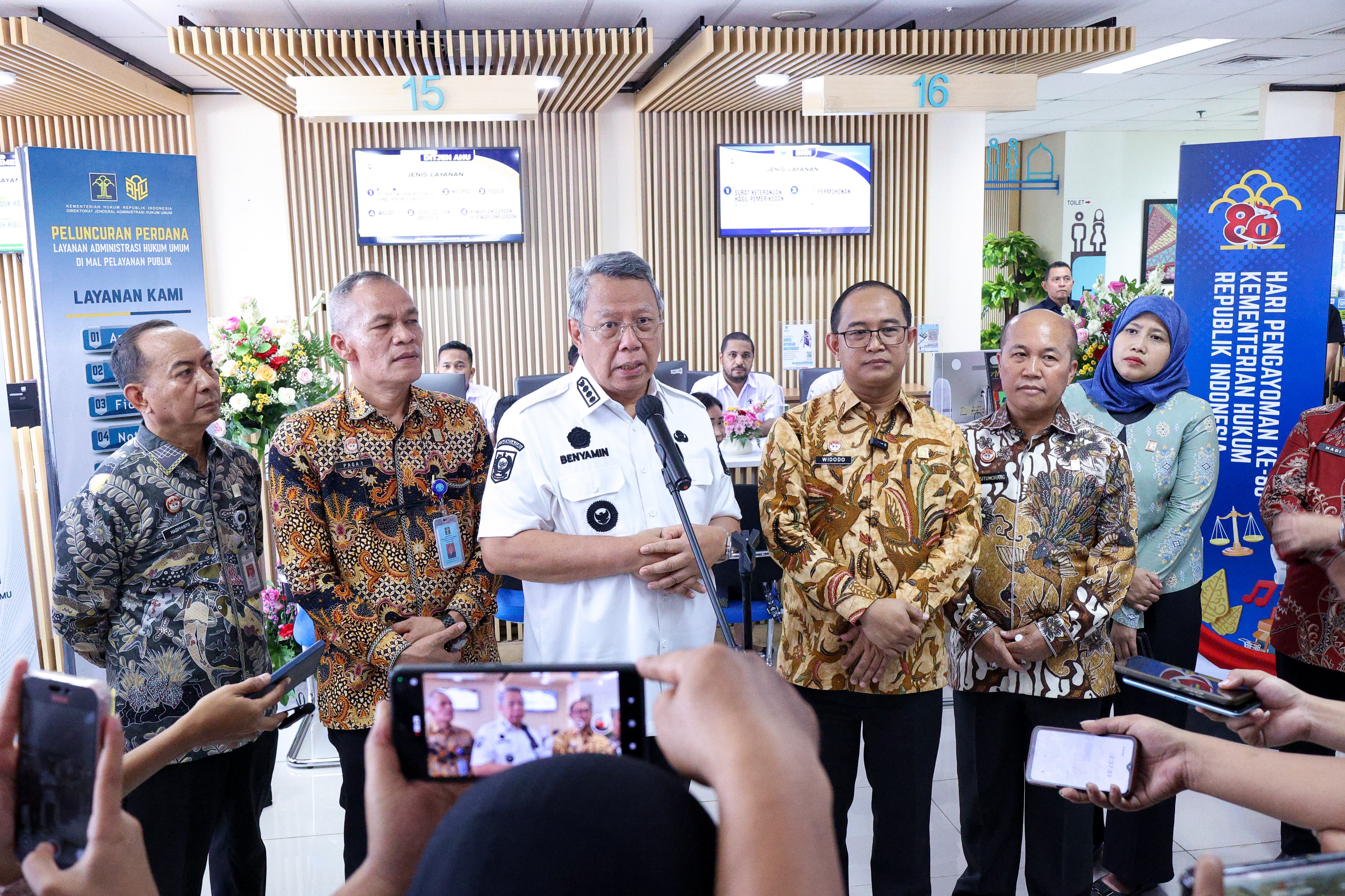 Dirjen AHU Kementerian Hukum Widodo didampingi Wali Kota Tangsel Benyamin Davnie, menekan tombol peresmian pada acara peluncuran program inovasi daerah di Tangsel, Rabu (6/8/2025).(Ist)