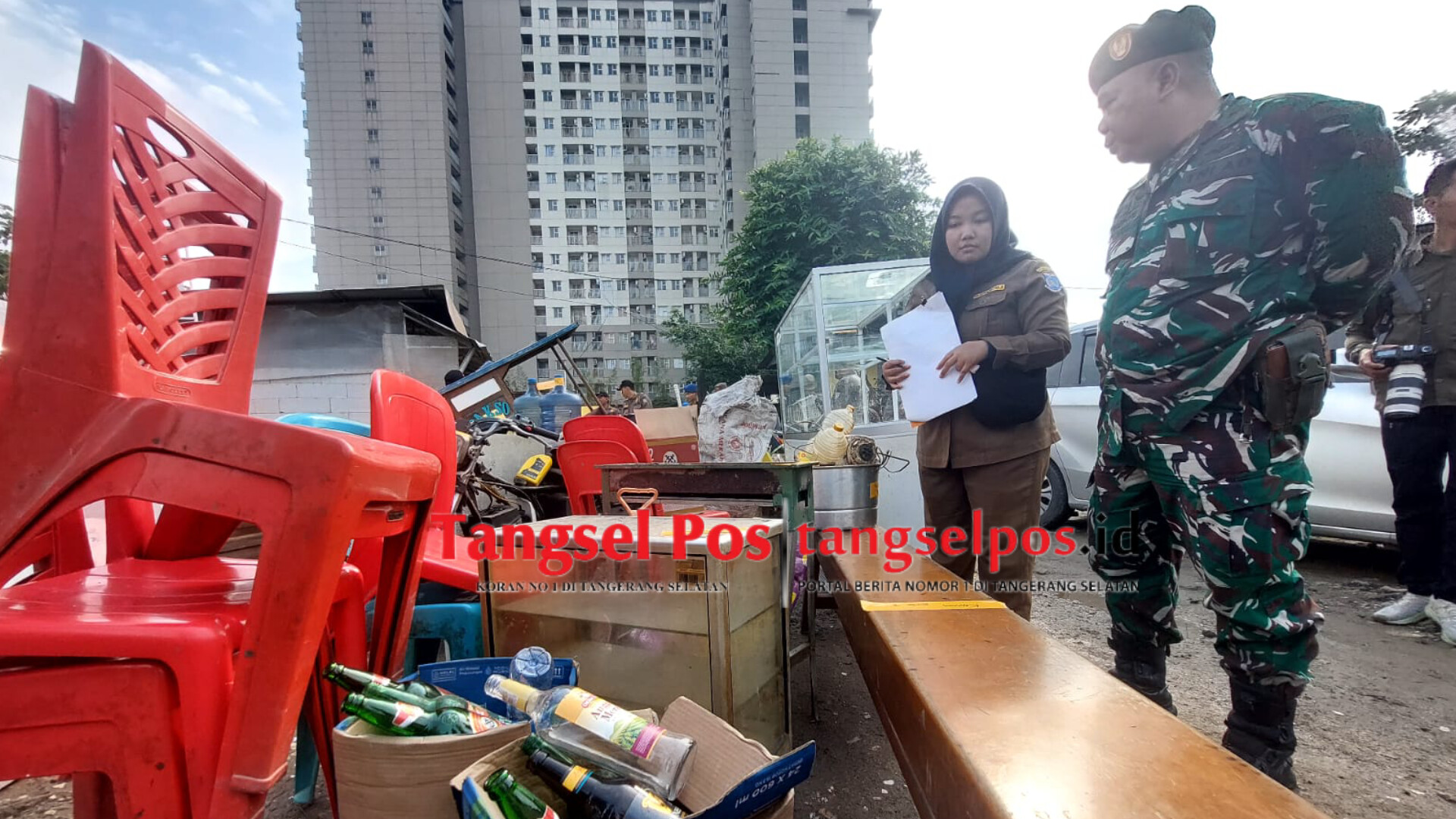 Proses eksekusi dihadiri langsung Wakil Walikota Tangsel, Pilar Saga Ichsan beserta seluruh jajaranmya, Senin (23/6/2025). (tangselpos.id/rmn)