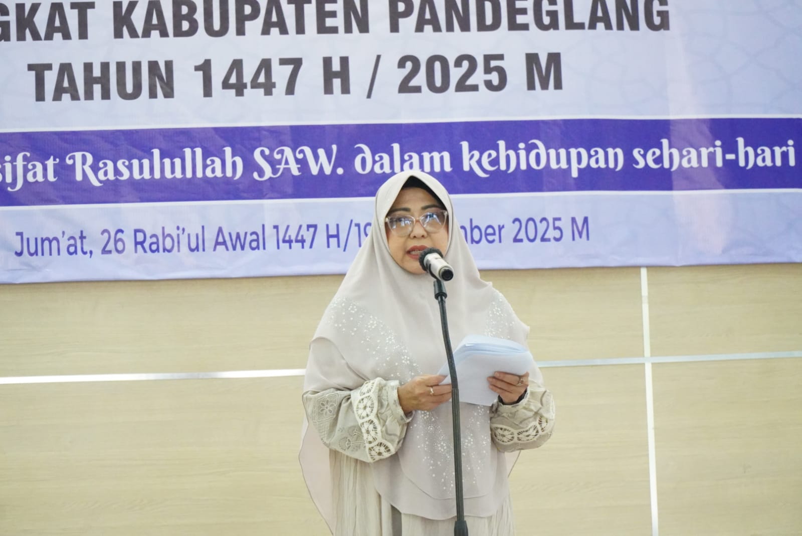 Bupati Dewi Setiani, saat menyampaikan sambutan dalam acara peringatan Maulid Nabi Muhammad Saw 1447 Hijriah di Gedung Pendopo Pandeglang, Jumat (19/9/2025).(Istimewa)