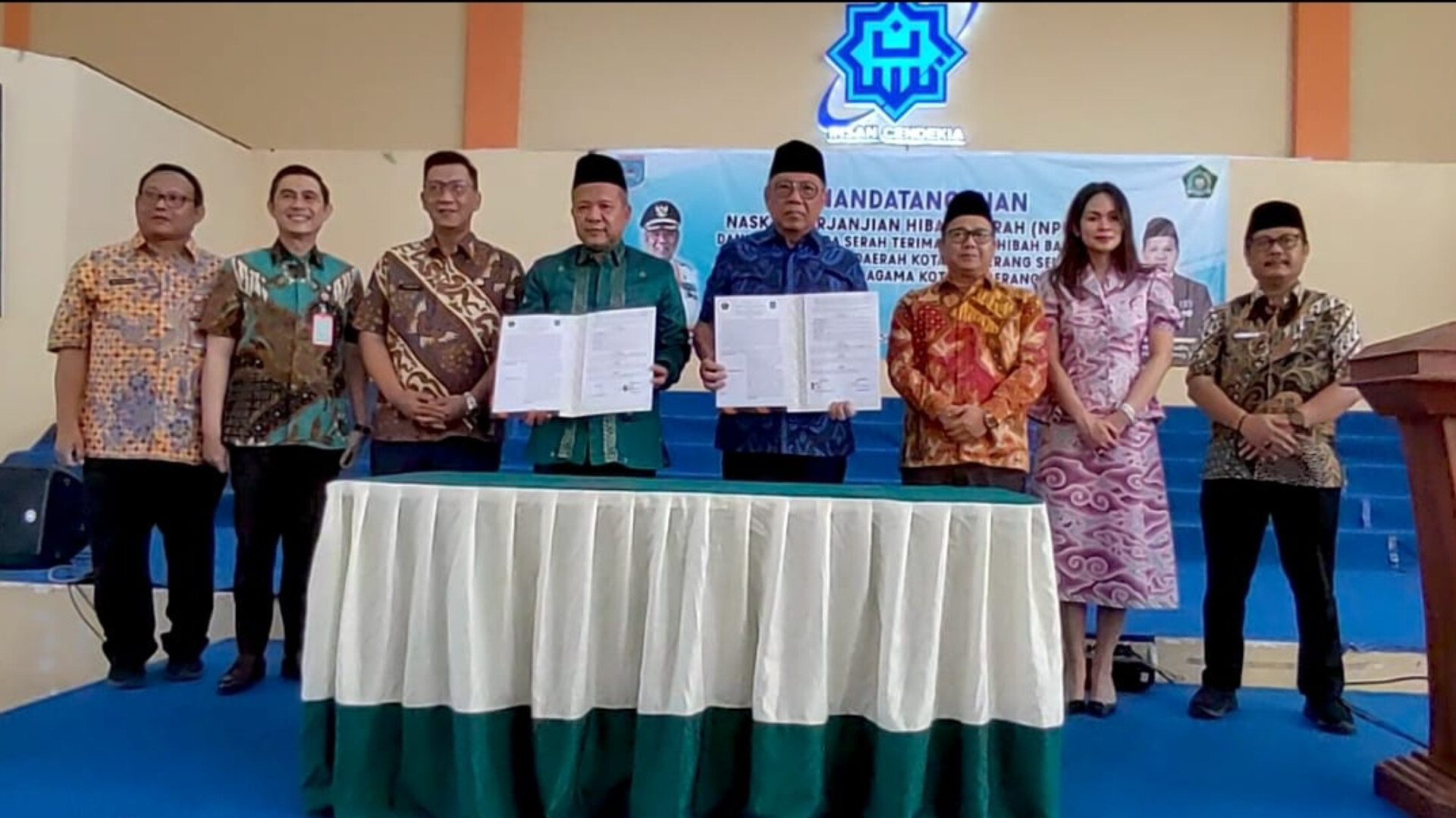 Penandatanganan Naskah Perjanjian Hibah Daerah (PNPHD) dan Berita Acara Serah Terima (BAST) Barang Milik Daerah kepada Kementerian Agama Kota Tangsel. (tangselpos.id/irm)