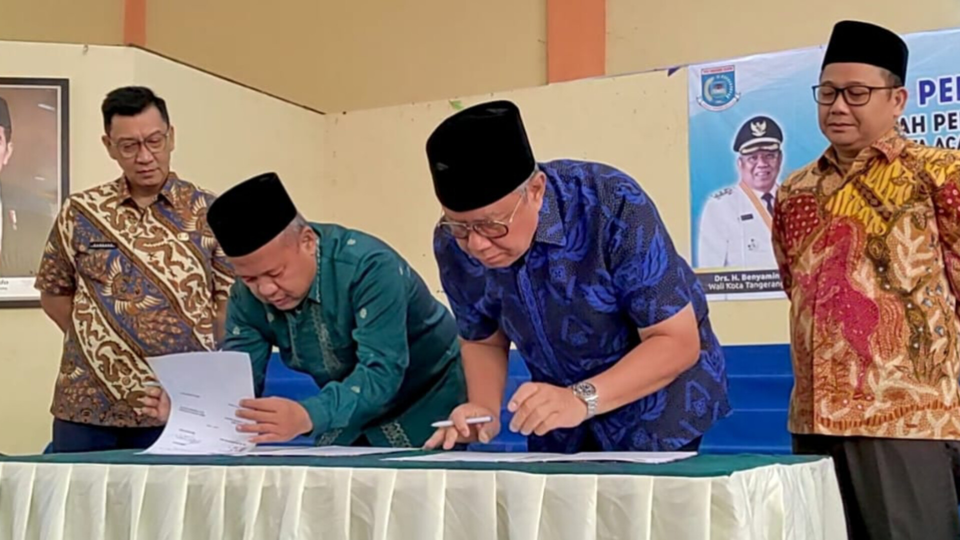 Penandatanganan Naskah Perjanjian Hibah Daerah (PNPHD) dan Berita Acara Serah Terima (BAST) Barang Milik Daerah kepada Kementerian Agama Kota Tangsel. (tangselpos.id/irm)