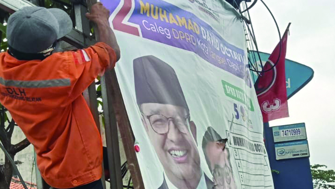 Pesapon Korwil Ciputat melakukan penertiban Alat Peraga Kampanye (APK) di Jalan Dewi Sartika, Ciputat, Tangerang Selatan, Senin (12/02/2024). (tangselpos.id/lim)