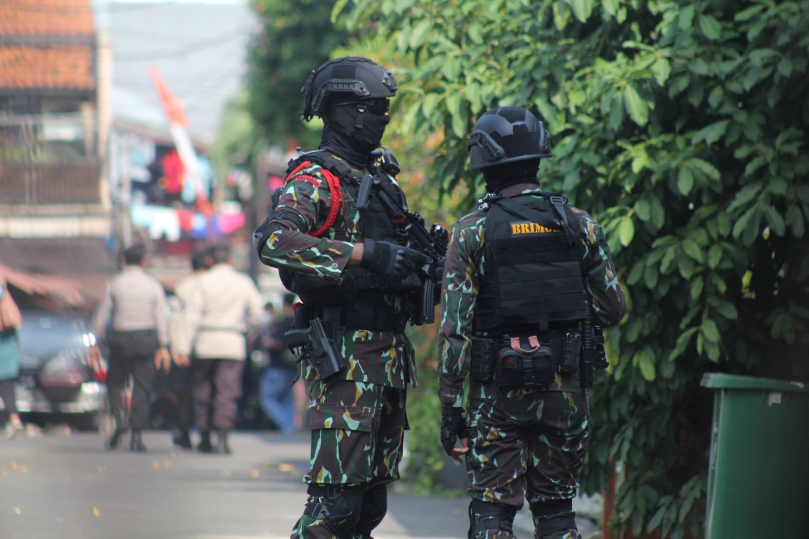 Penjagaan yang ketat dari Pasukan Brimob di rumah Ferdy Sambo di Duren Tiga, Jakarta Selatan saat dilakukan rekontruksi pada Selasa (30/8). (Putu Wahyu Rama/RM)