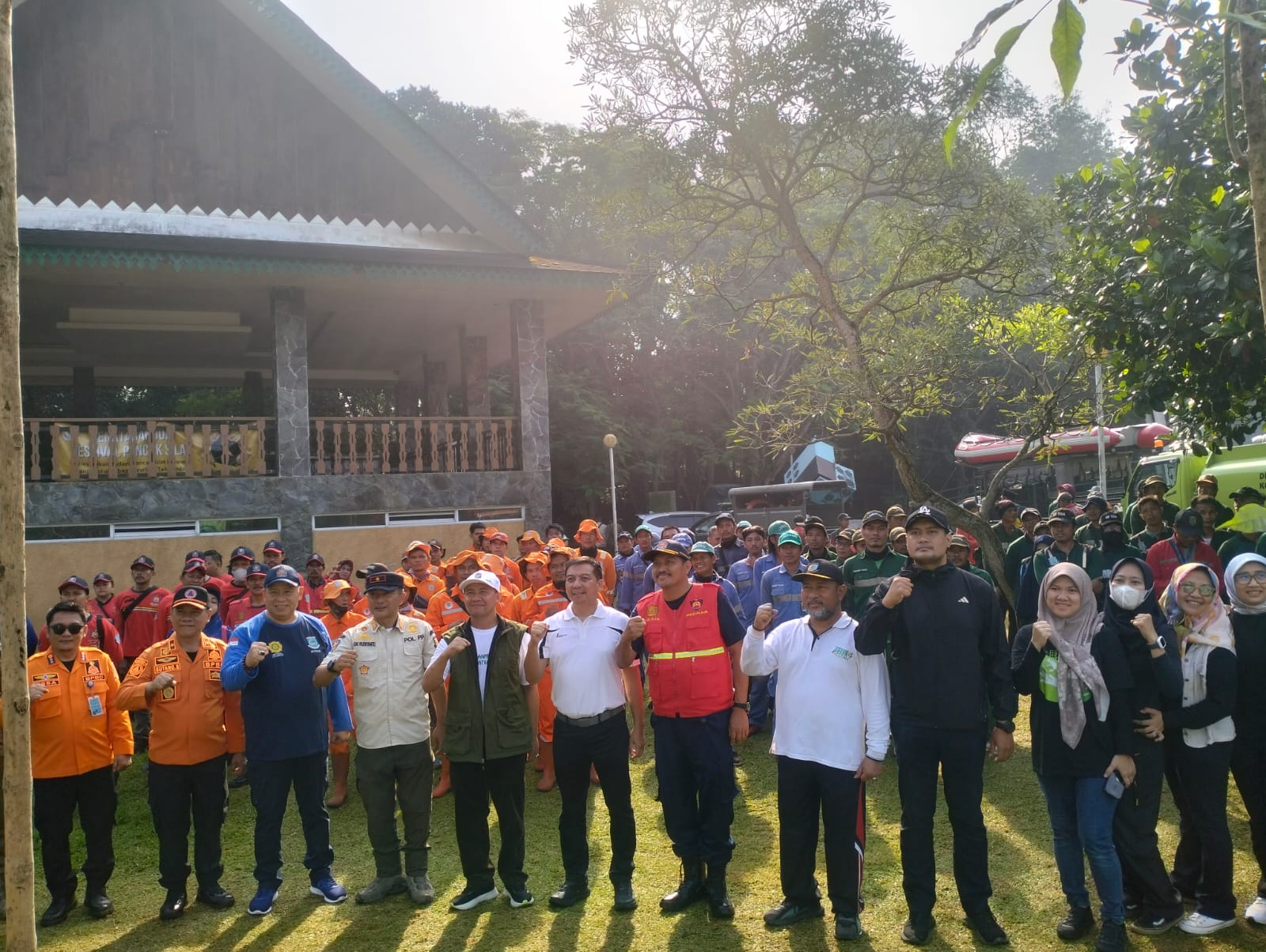 Petugas gabungan saat membersihkan kawasan Taman Kota Jaletreng dalam rangka peringatan Hari Lingkungan Hidup Sedunia, Kamis (5/6). (tangselpos.id/rmn)