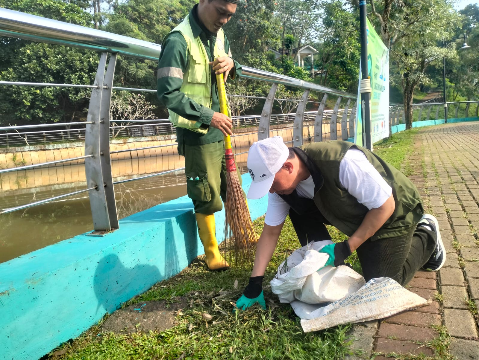 Petugas gabungan saat membersihkan kawasan Taman Kota Jaletreng dalam rangka peringatan Hari Lingkungan Hidup Sedunia, Kamis (5/6). (tangselpos.id/rmn)