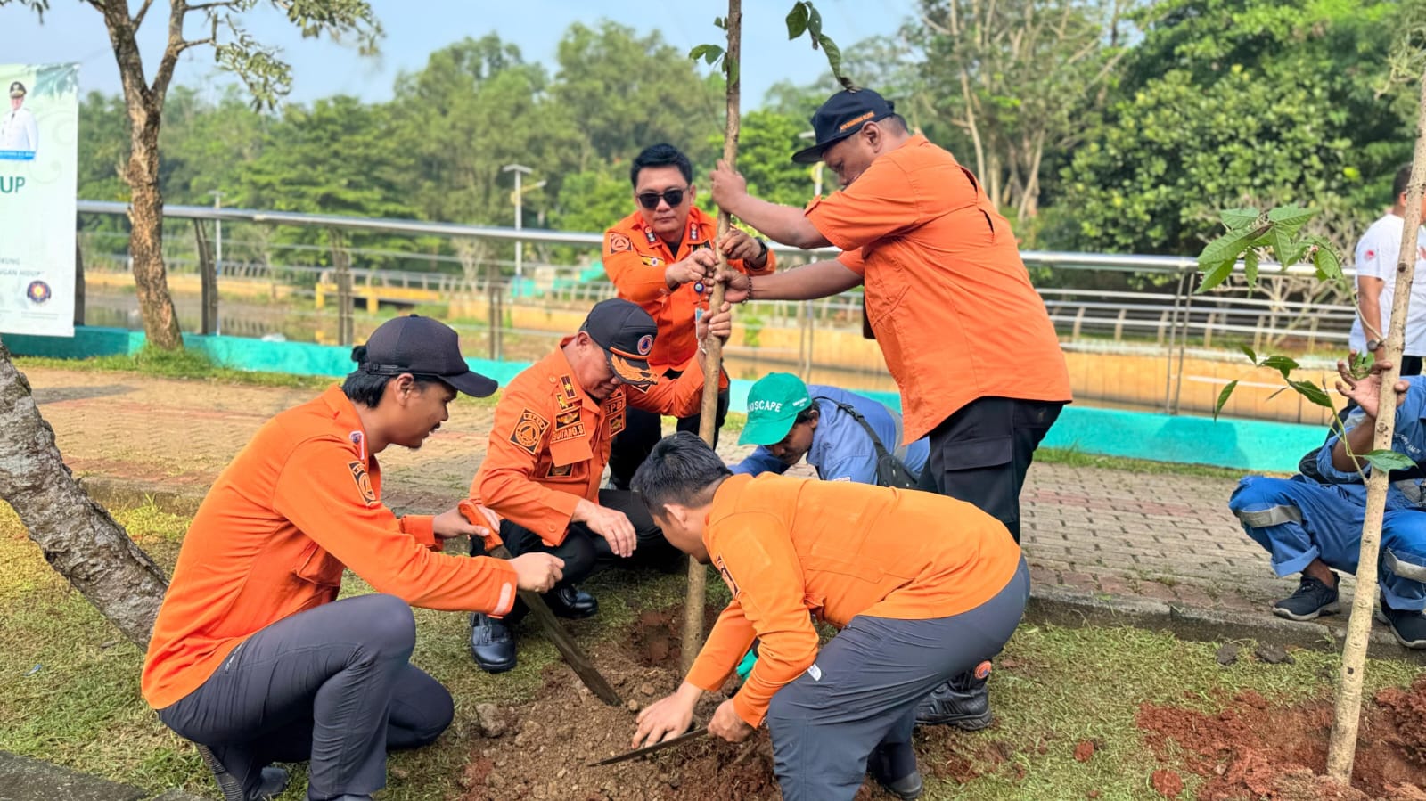 Petugas gabungan saat membersihkan kawasan Taman Kota Jaletreng dalam rangka peringatan Hari Lingkungan Hidup Sedunia, Kamis (5/6). (tangselpos.id/rmn)
