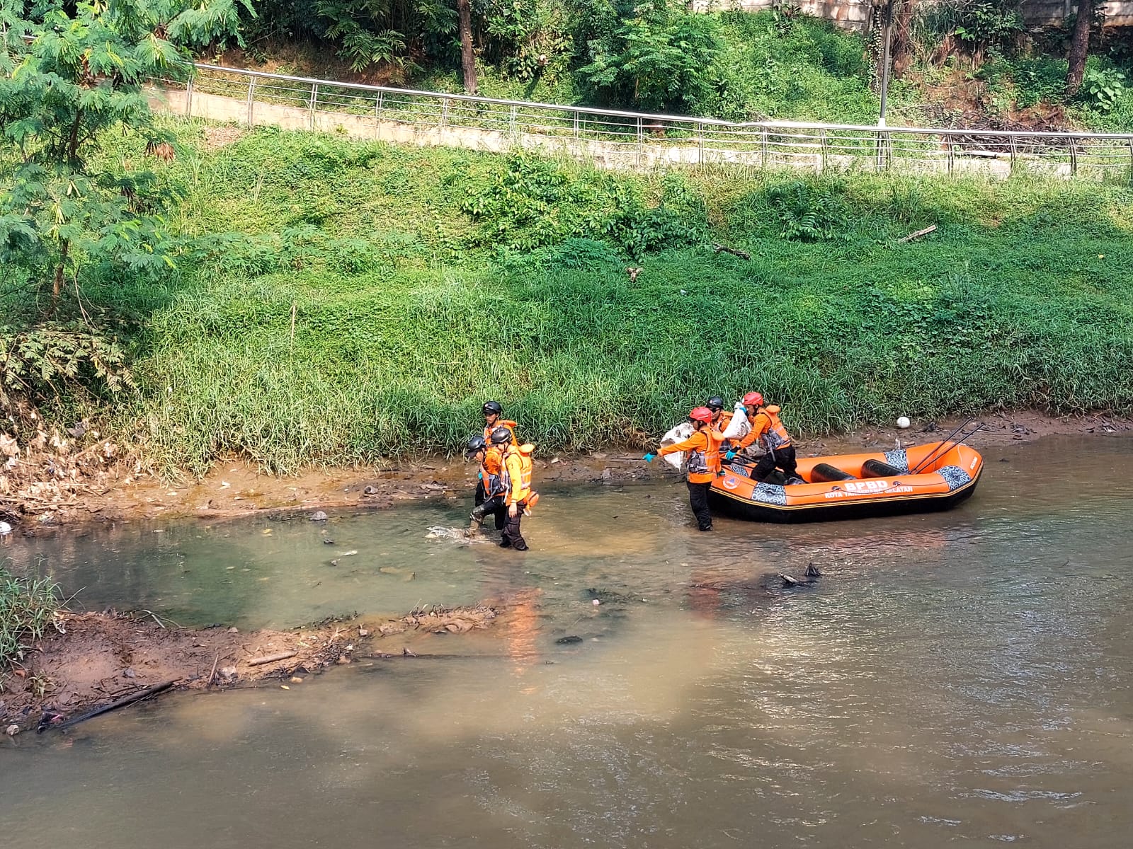 Petugas gabungan saat membersihkan kawasan Taman Kota Jaletreng dalam rangka peringatan Hari Lingkungan Hidup Sedunia, Kamis (5/6). (tangselpos.id/rmn)