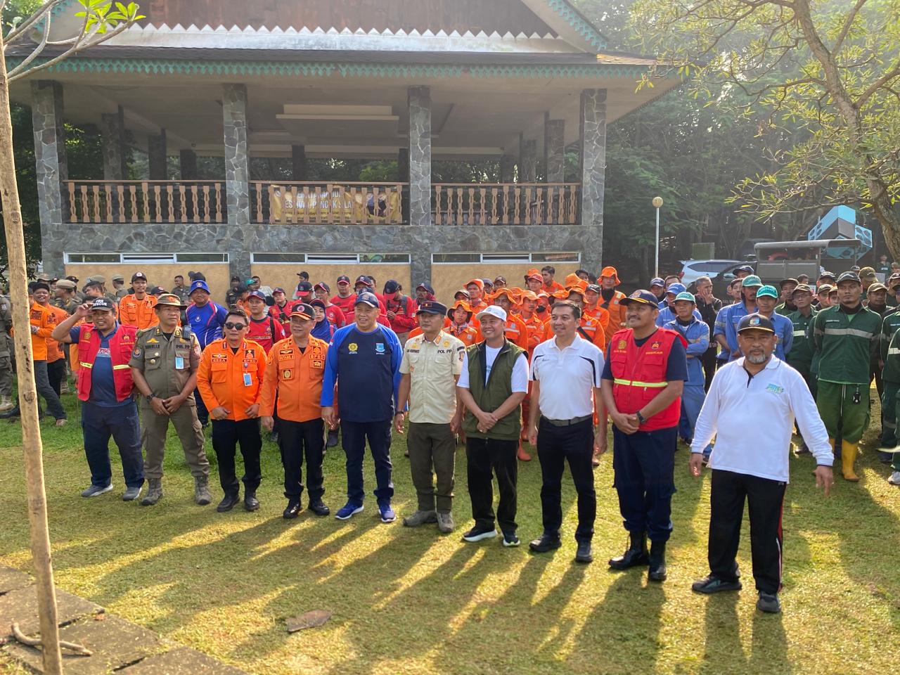 Petugas gabungan saat membersihkan kawasan Taman Kota Jaletreng dalam rangka peringatan Hari Lingkungan Hidup Sedunia, Kamis (5/6). (tangselpos.id/rmn)