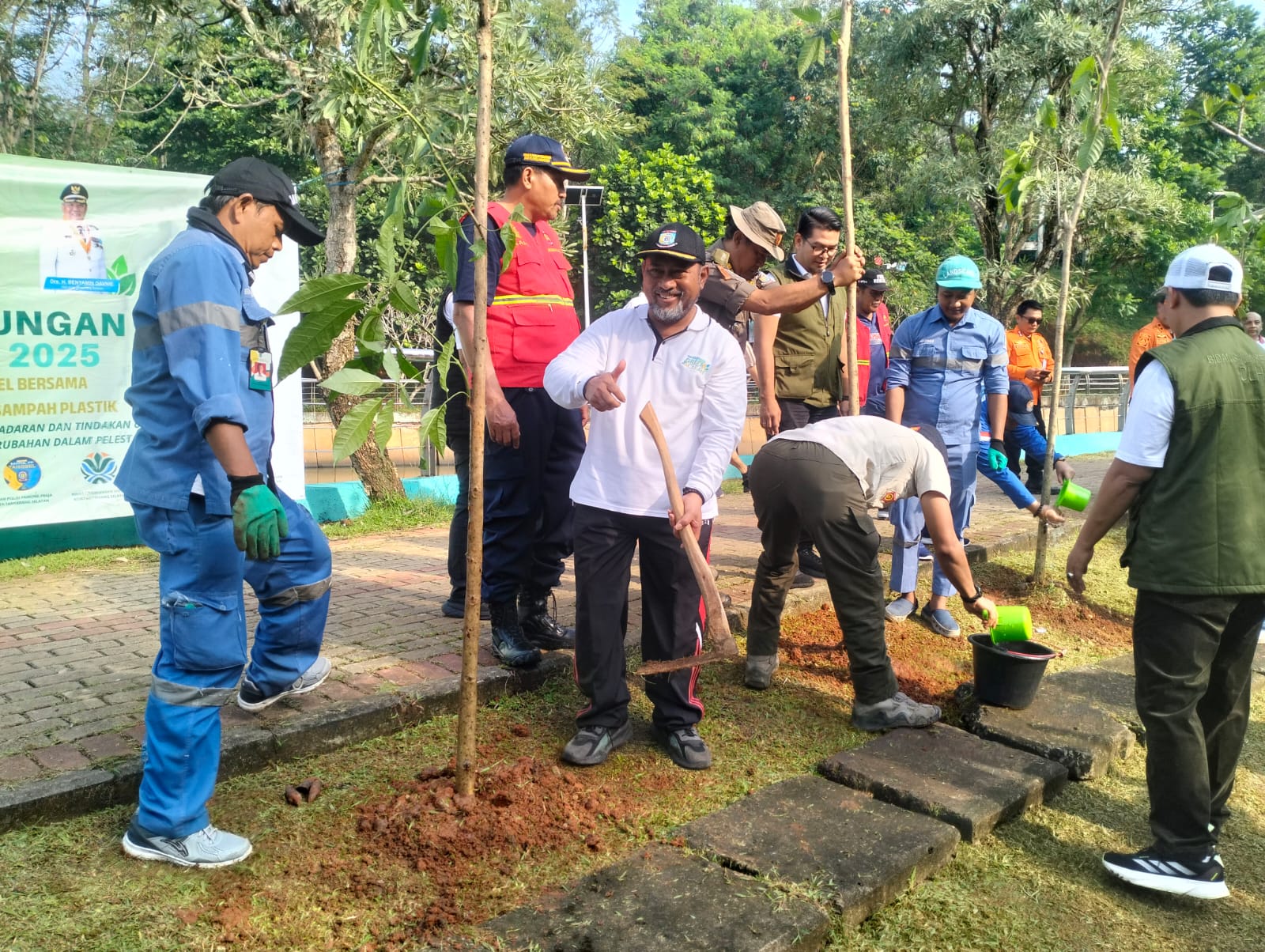 Petugas gabungan saat membersihkan kawasan Taman Kota Jaletreng dalam rangka peringatan Hari Lingkungan Hidup Sedunia, Kamis (5/6). (tangselpos.id/rmn)
