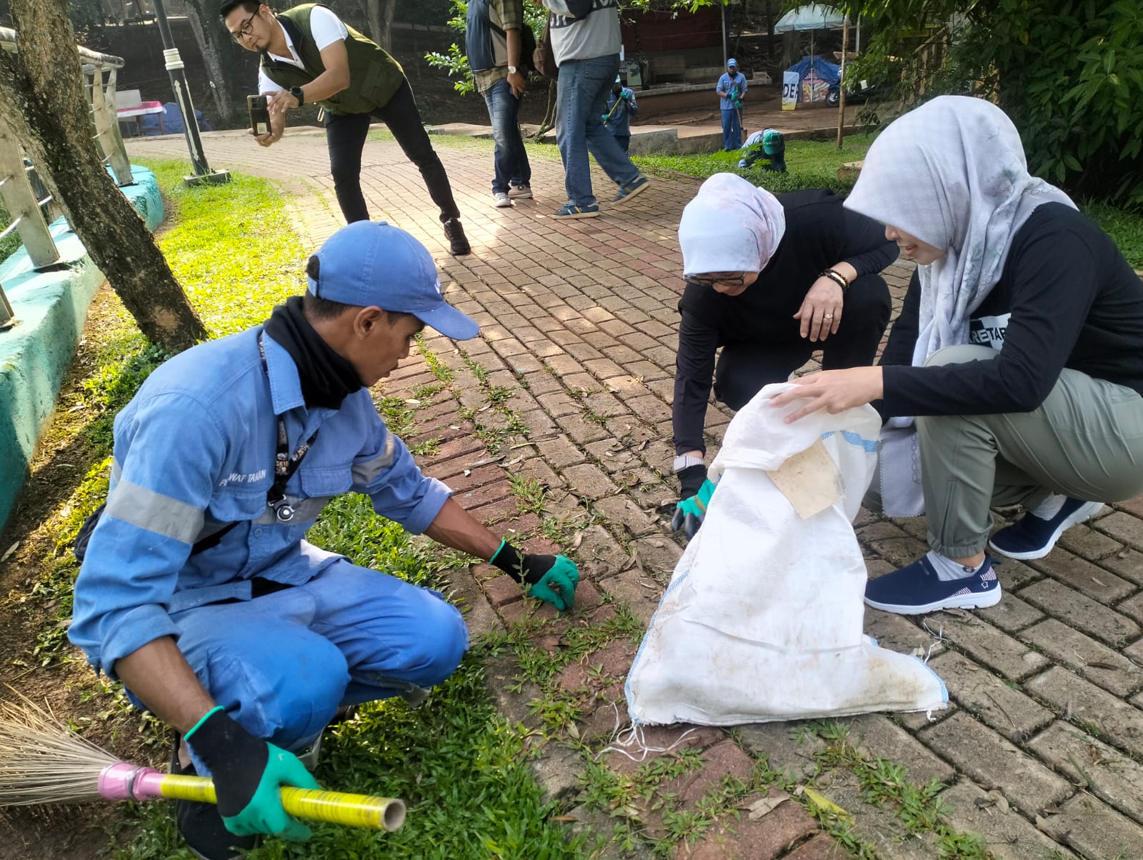 Petugas gabungan saat membersihkan kawasan Taman Kota Jaletreng dalam rangka peringatan Hari Lingkungan Hidup Sedunia, Kamis (5/6). (tangselpos.id/rmn)