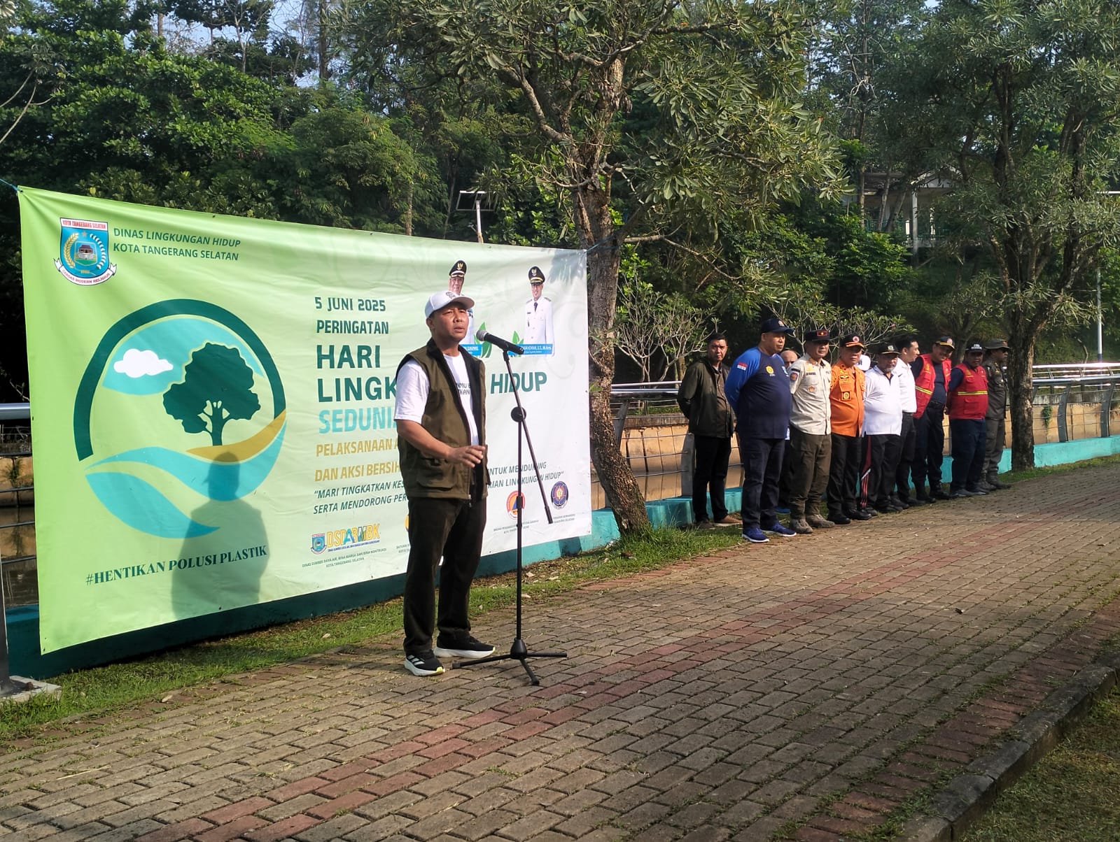 Petugas gabungan saat membersihkan kawasan Taman Kota Jaletreng dalam rangka peringatan Hari Lingkungan Hidup Sedunia, Kamis (5/6). (tangselpos.id/rmn)