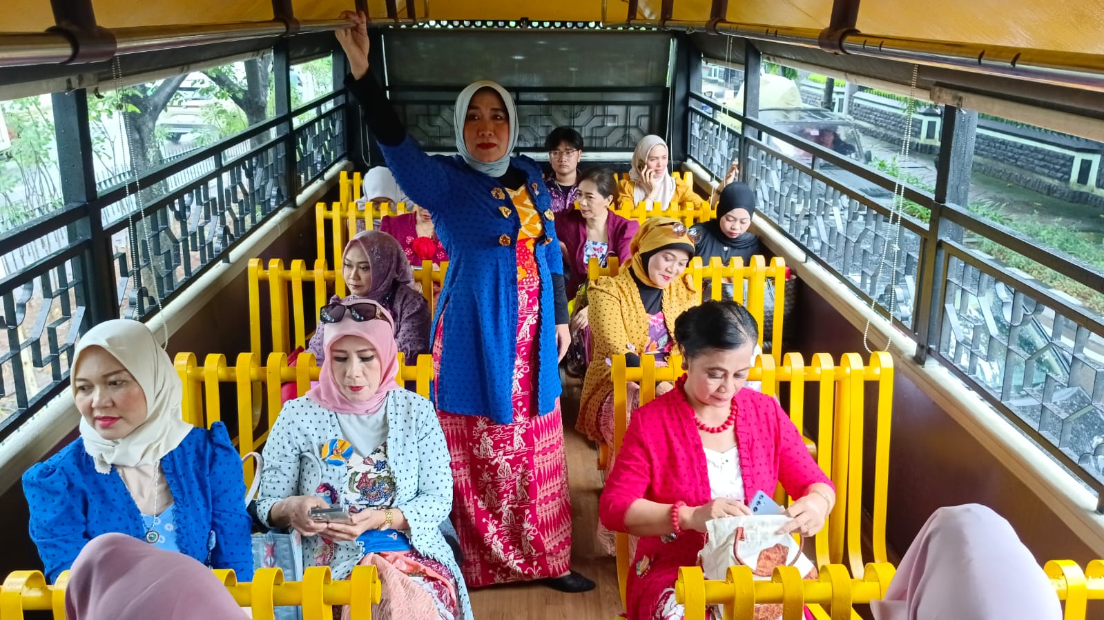 Hunting Foto parade batik di Bus Jawara, pada Kamis (2/10/2025). (Dok.Kotret)