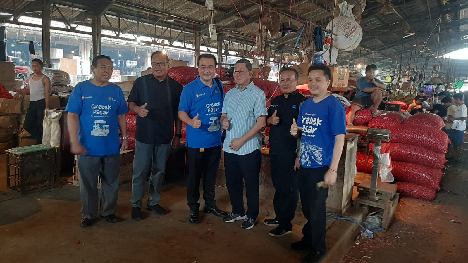 Bank Sampoerna Bersih-Bersih di Pasar Induk Tanah Tinggi, Tangerang, Banten. (tangselpos.id/irw)