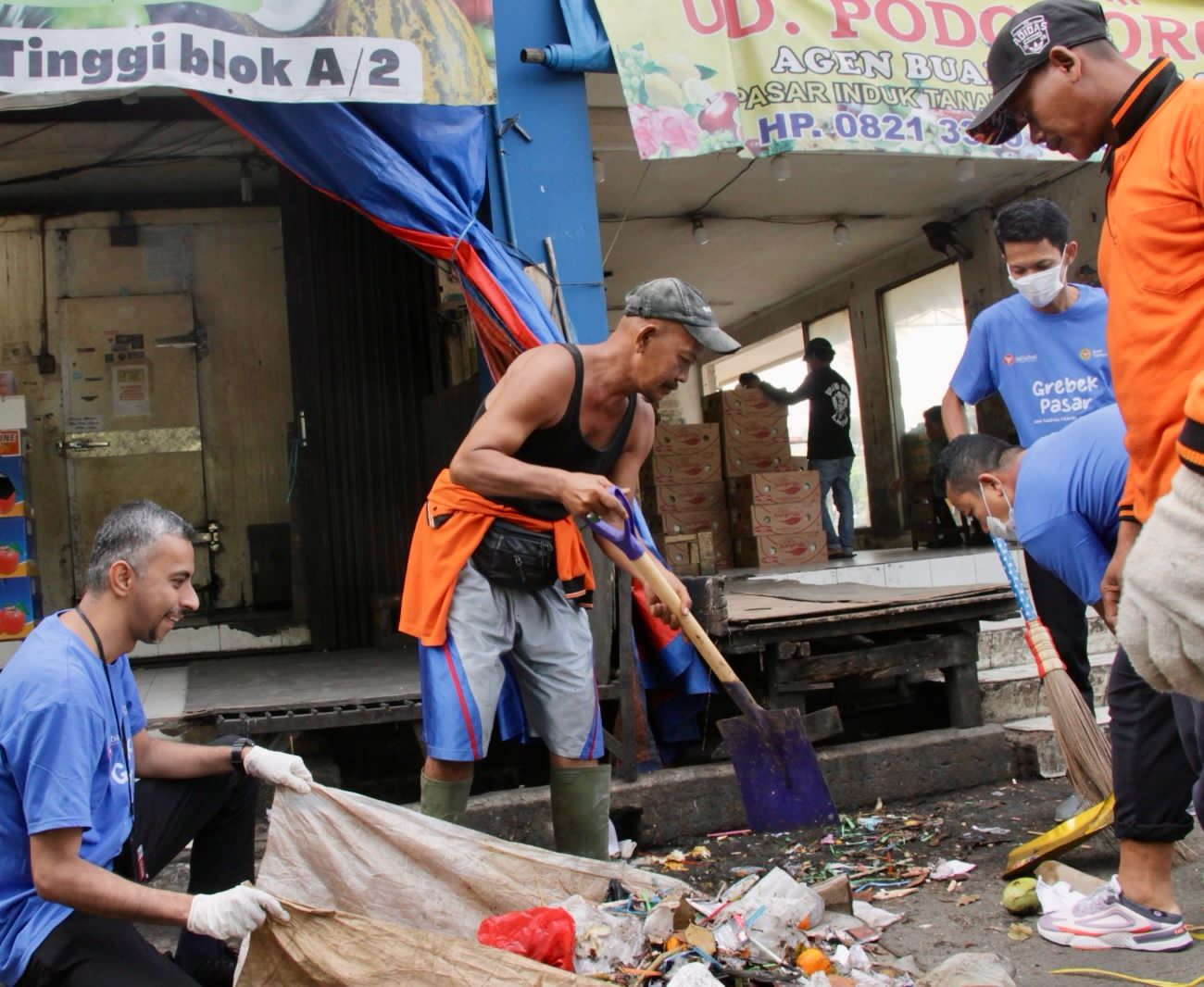Bank Sampoerna Bersih-Bersih di Pasar Induk Tanah Tinggi, Tangerang, Banten. (tangselpos.id/irw)