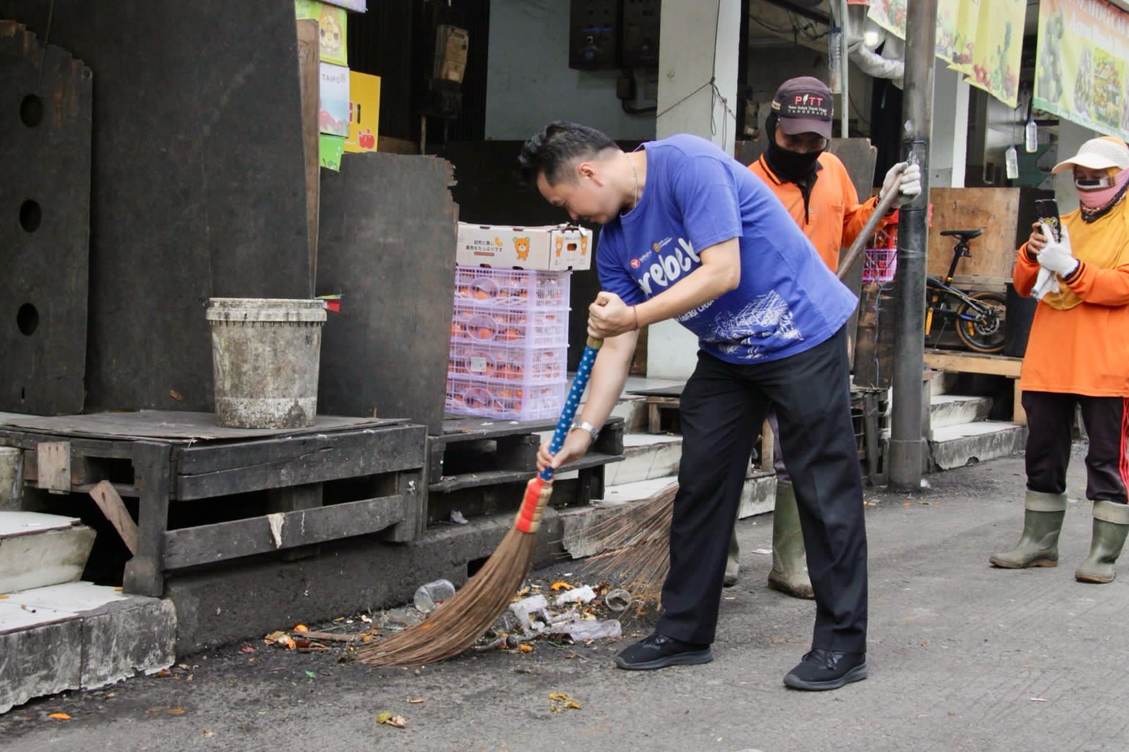Bank Sampoerna Bersih-Bersih di Pasar Induk Tanah Tinggi, Tangerang, Banten. (tangselpos.id/irw)