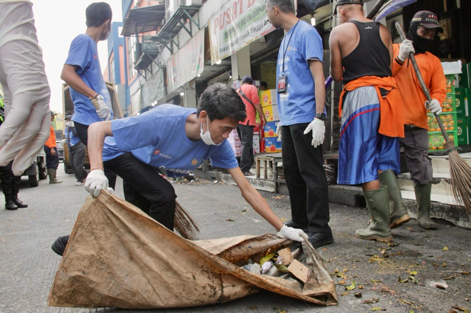Bank Sampoerna Bersih-Bersih di Pasar Induk Tanah Tinggi, Tangerang, Banten. (tangselpos.id/irw)