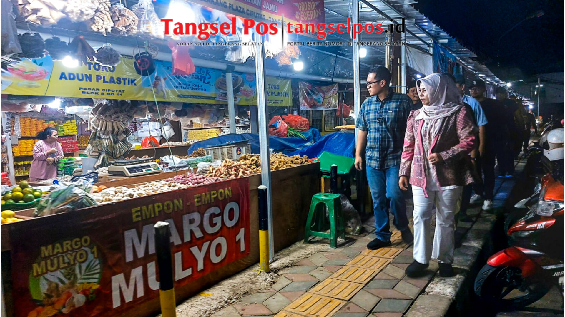 Suasana malam berjalan di sepanjang trotoar Pasar Ciputat, Kamis (24/4). (tangselpos.id/rmn)