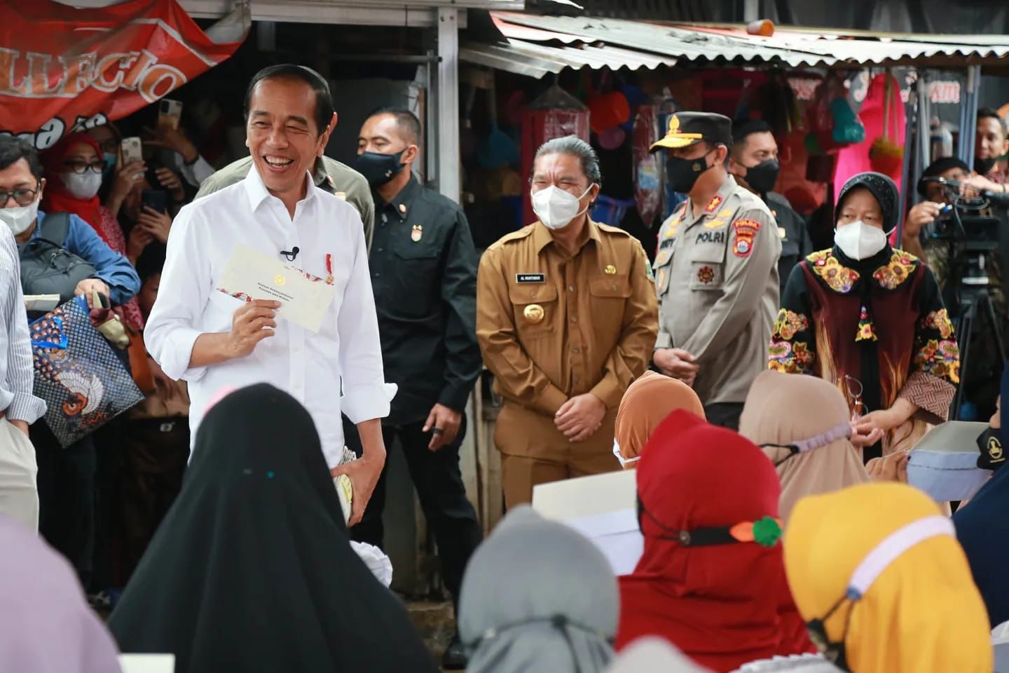 Pj Gubernur Banten Al Muktabar mendampingi Presiden Joko Widodo selama kunjungan kerja di Kabupaten Serang. (Dok. Humas Pemprov Banten)