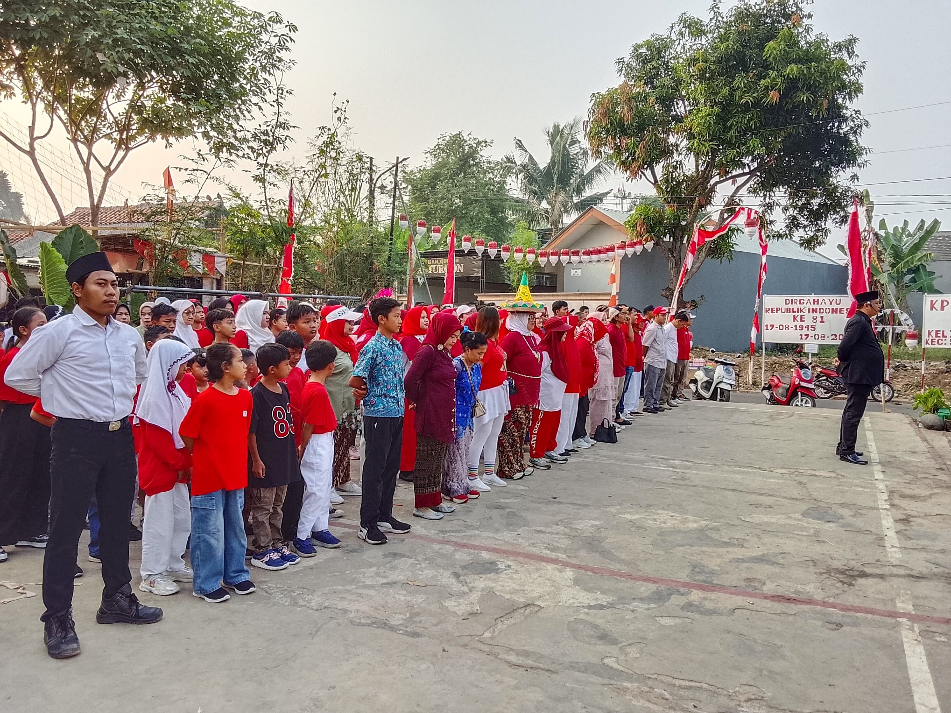 Petugas upacara dan jajaran pengurus berbaris rapi siap menjalankan tugas dalam upacara bendera HUT RI ke-81 di Kampung Buaran Barat. (tangselpos.id/lim)