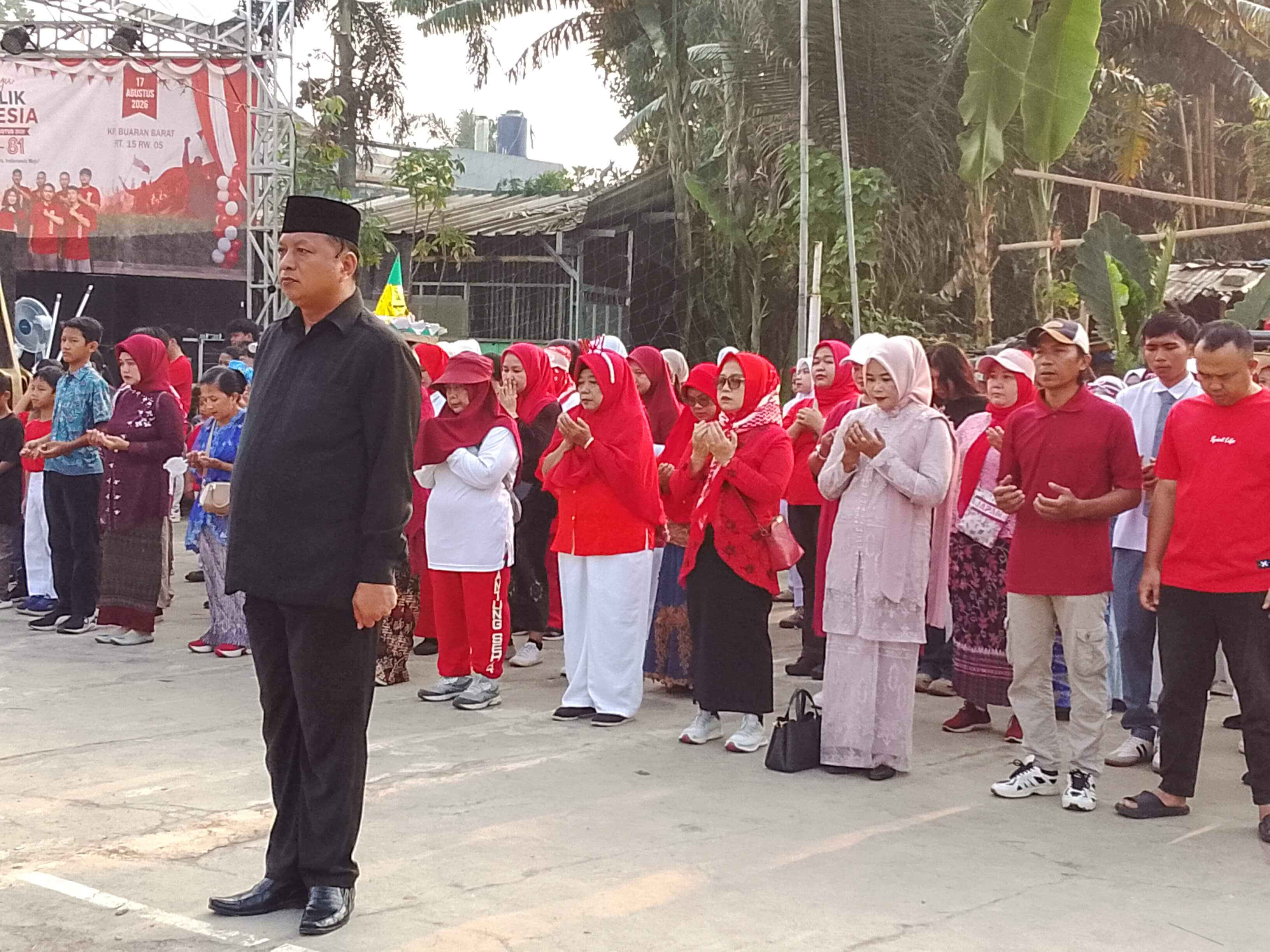 Petugas upacara dan jajaran pengurus berbaris rapi siap menjalankan tugas dalam upacara bendera HUT RI ke-81 di Kampung Buaran Barat. (tangselpos.id/lim)