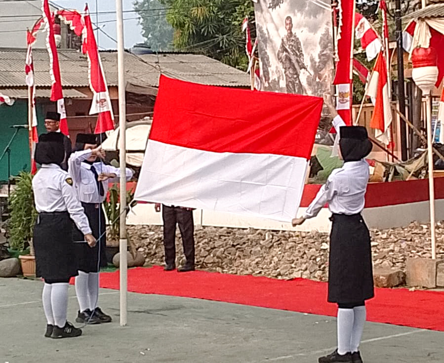 Petugas upacara dan jajaran pengurus berbaris rapi siap menjalankan tugas dalam upacara bendera HUT RI ke-81 di Kampung Buaran Barat. (tangselpos.id/lim)