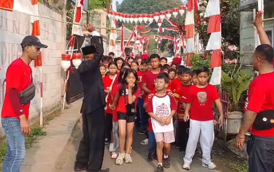 Petugas upacara dan jajaran pengurus berbaris rapi siap menjalankan tugas dalam upacara bendera HUT RI ke-81 di Kampung Buaran Barat. (tangselpos.id/lim)