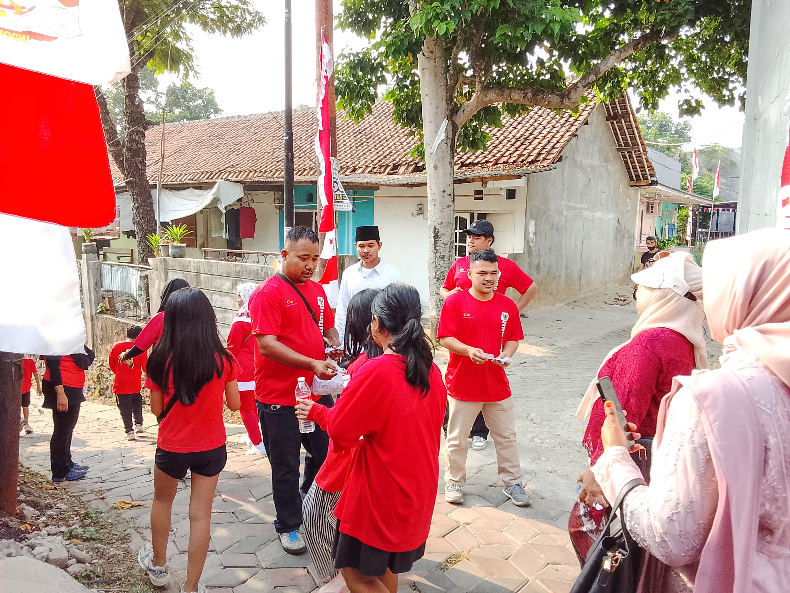 Petugas upacara dan jajaran pengurus berbaris rapi siap menjalankan tugas dalam upacara bendera HUT RI ke-81 di Kampung Buaran Barat. (tangselpos.id/lim)