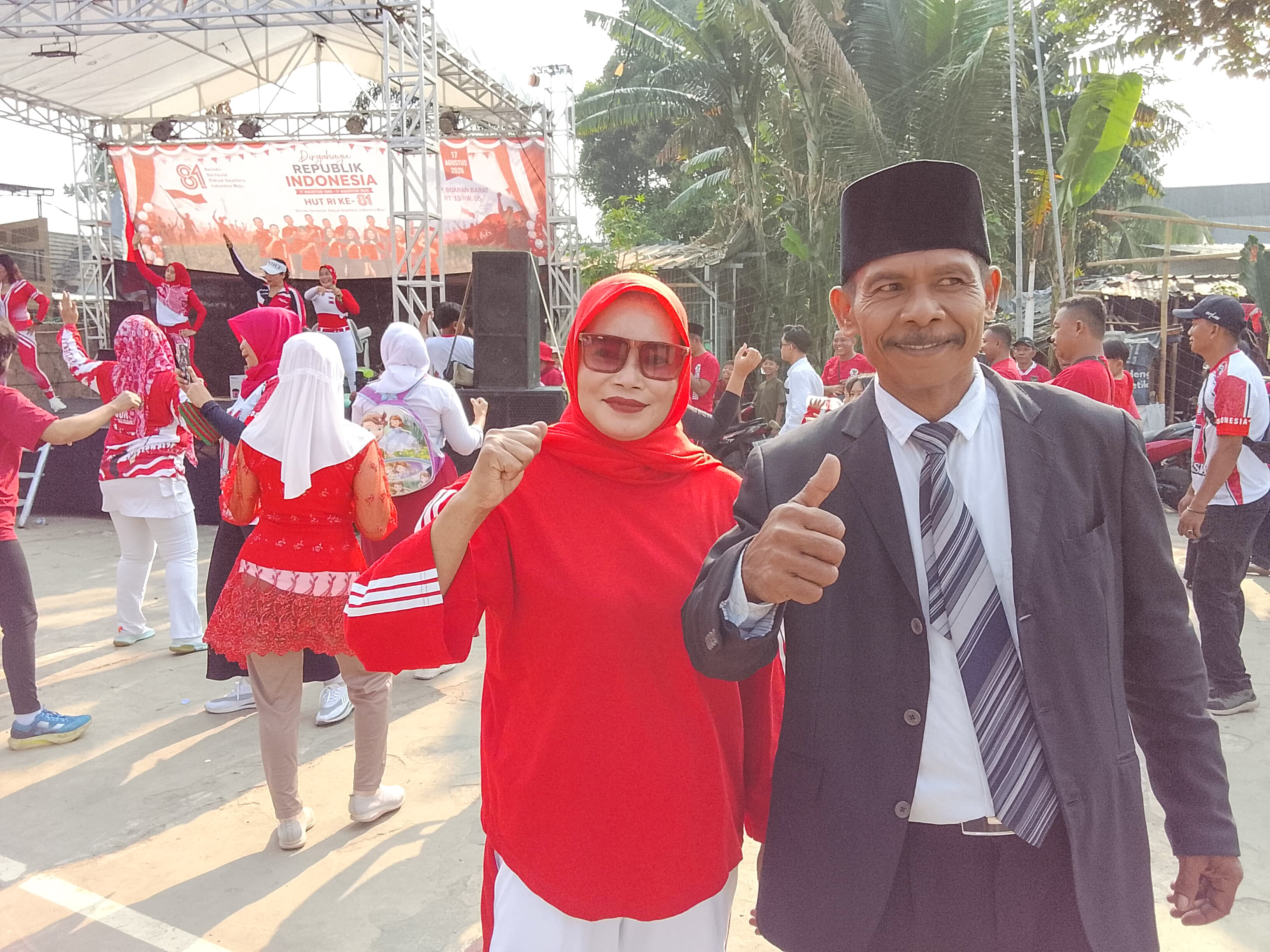 Petugas upacara dan jajaran pengurus berbaris rapi siap menjalankan tugas dalam upacara bendera HUT RI ke-81 di Kampung Buaran Barat. (tangselpos.id/lim)
