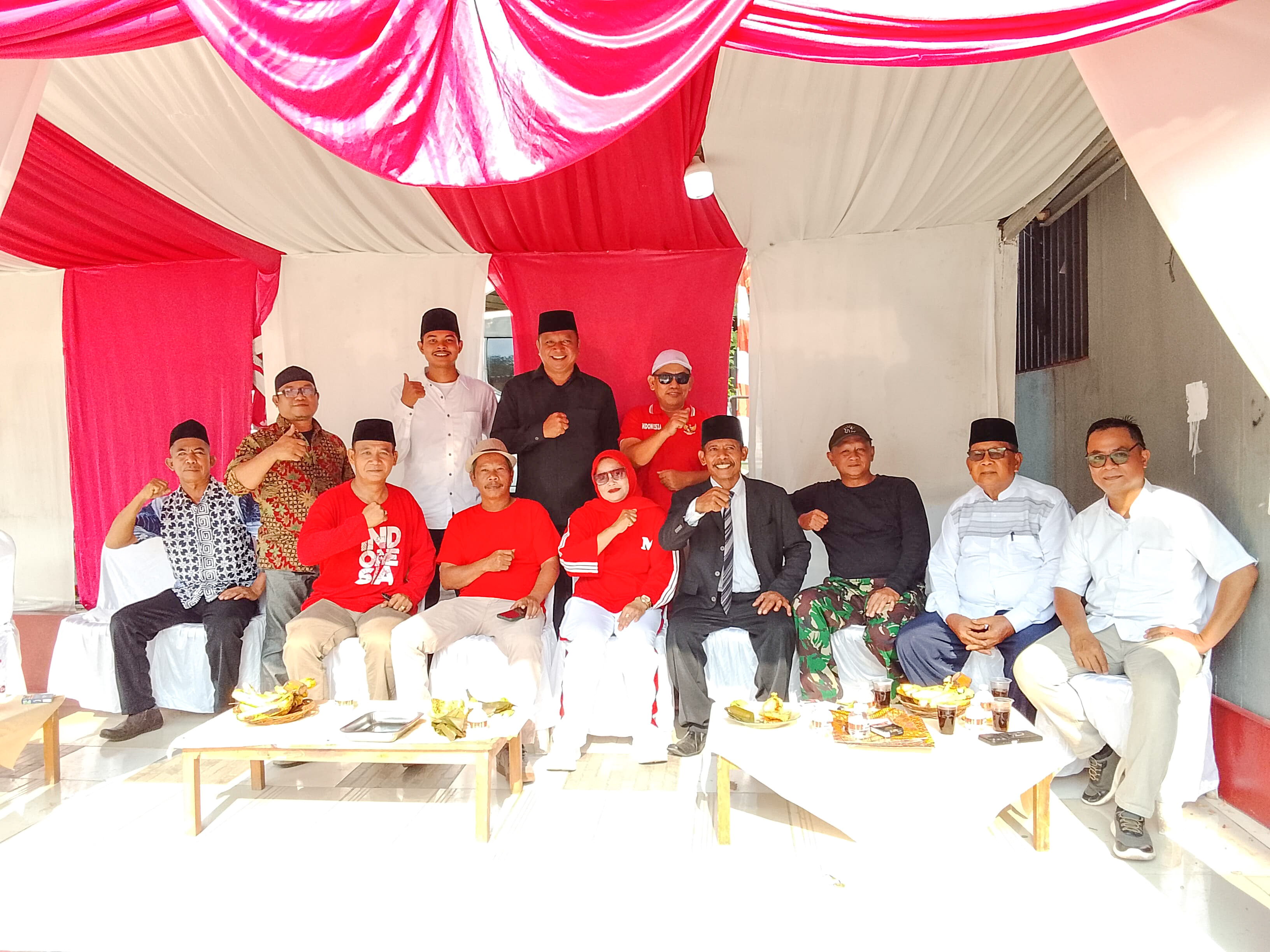 Petugas upacara dan jajaran pengurus berbaris rapi siap menjalankan tugas dalam upacara bendera HUT RI ke-81 di Kampung Buaran Barat. (tangselpos.id/lim)