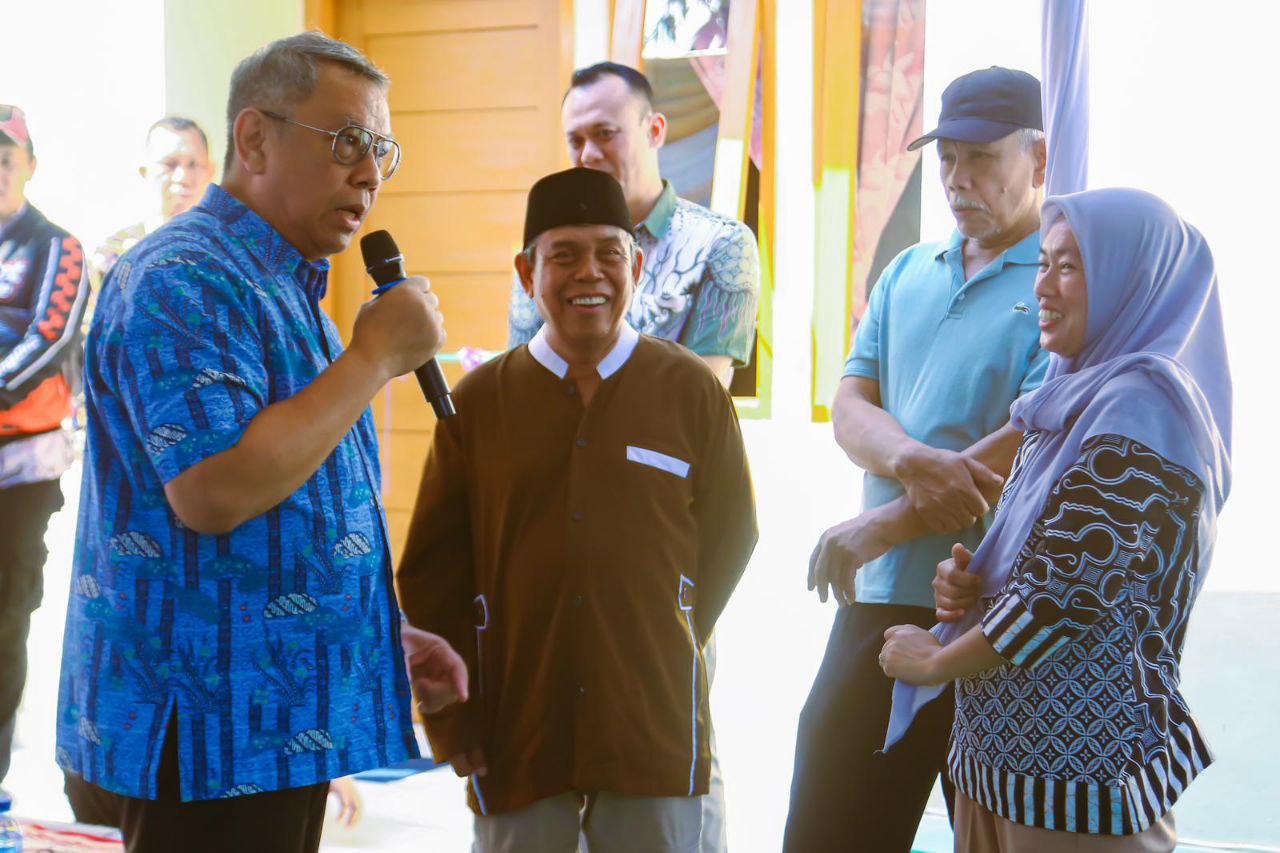 Benyamin meresmikan salah satu rumah penerima manfaat bedah rumah di Kecamatan Setu, Kamis (04/07/2024). (Dok. Humas Pemkot Tangsel