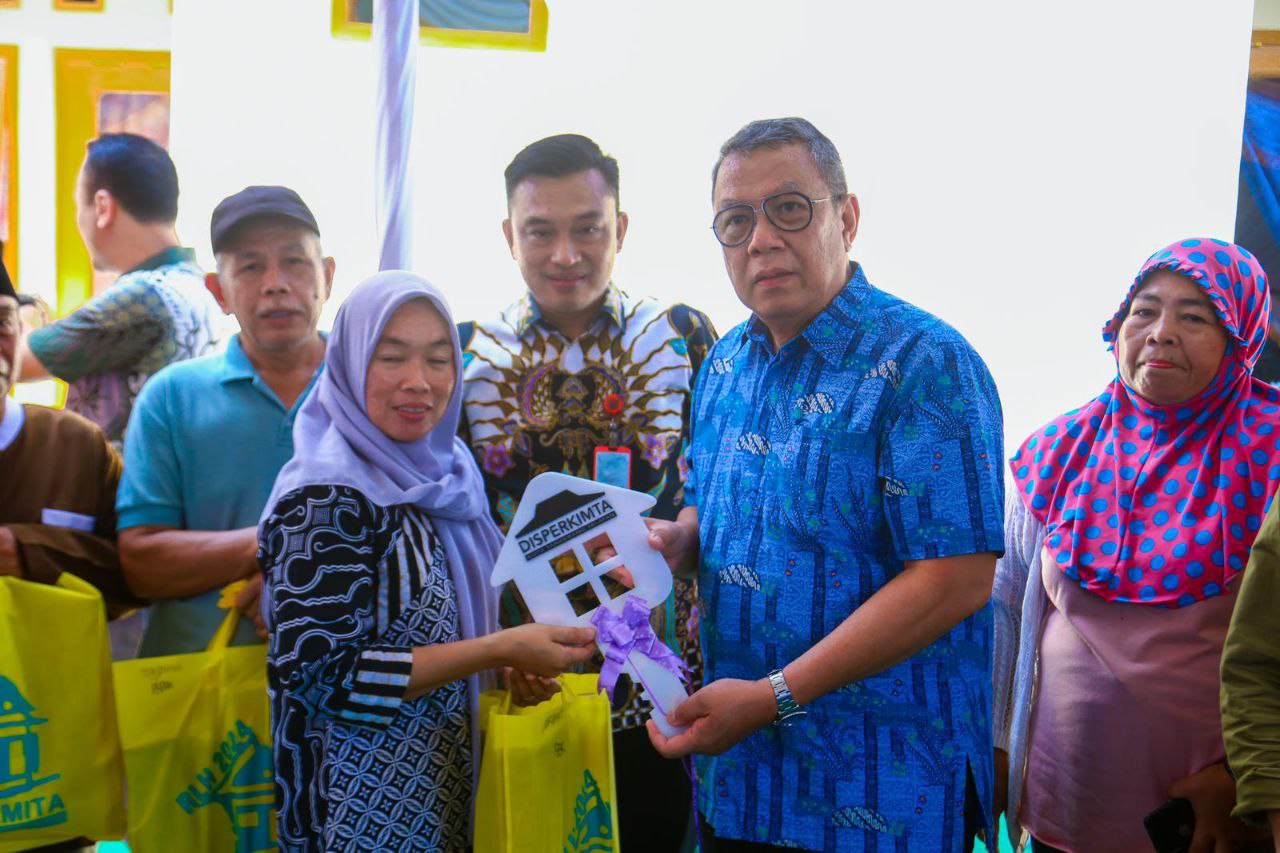 Benyamin meresmikan salah satu rumah penerima manfaat bedah rumah di Kecamatan Setu, Kamis (04/07/2024). (Dok. Humas Pemkot Tangsel