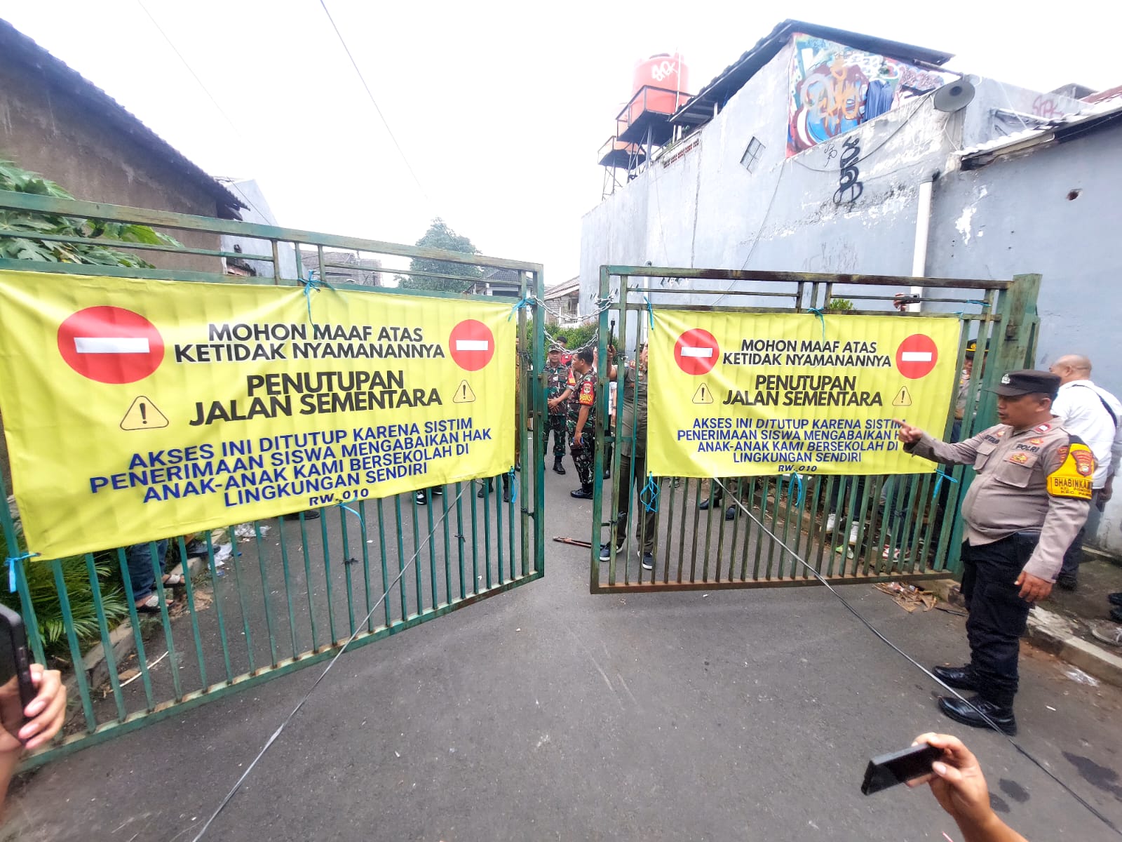 Proses pembongkaran portal dilakukan pada Senin (14/7). (tangselpos.id/rmn)