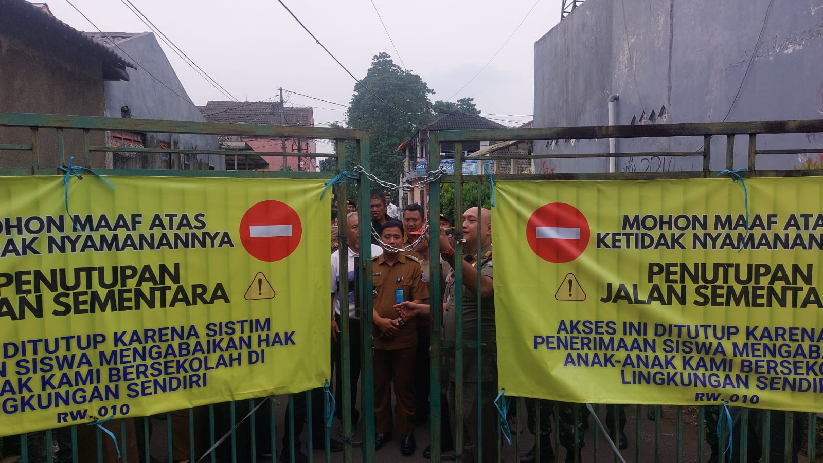 Proses pembongkaran portal dilakukan pada Senin (14/7). (tangselpos.id/rmn)