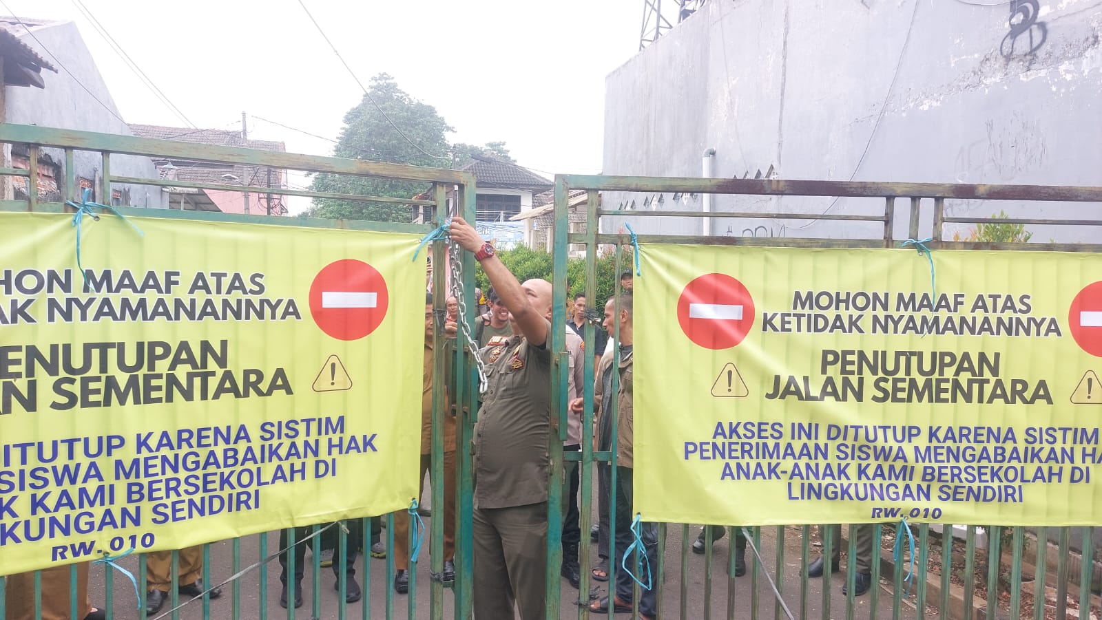 Proses pembongkaran portal dilakukan pada Senin (14/7). (tangselpos.id/rmn)