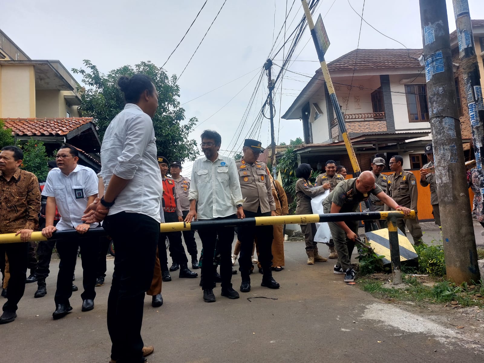 Proses pembongkaran portal dilakukan pada Senin (14/7). (tangselpos.id/rmn)