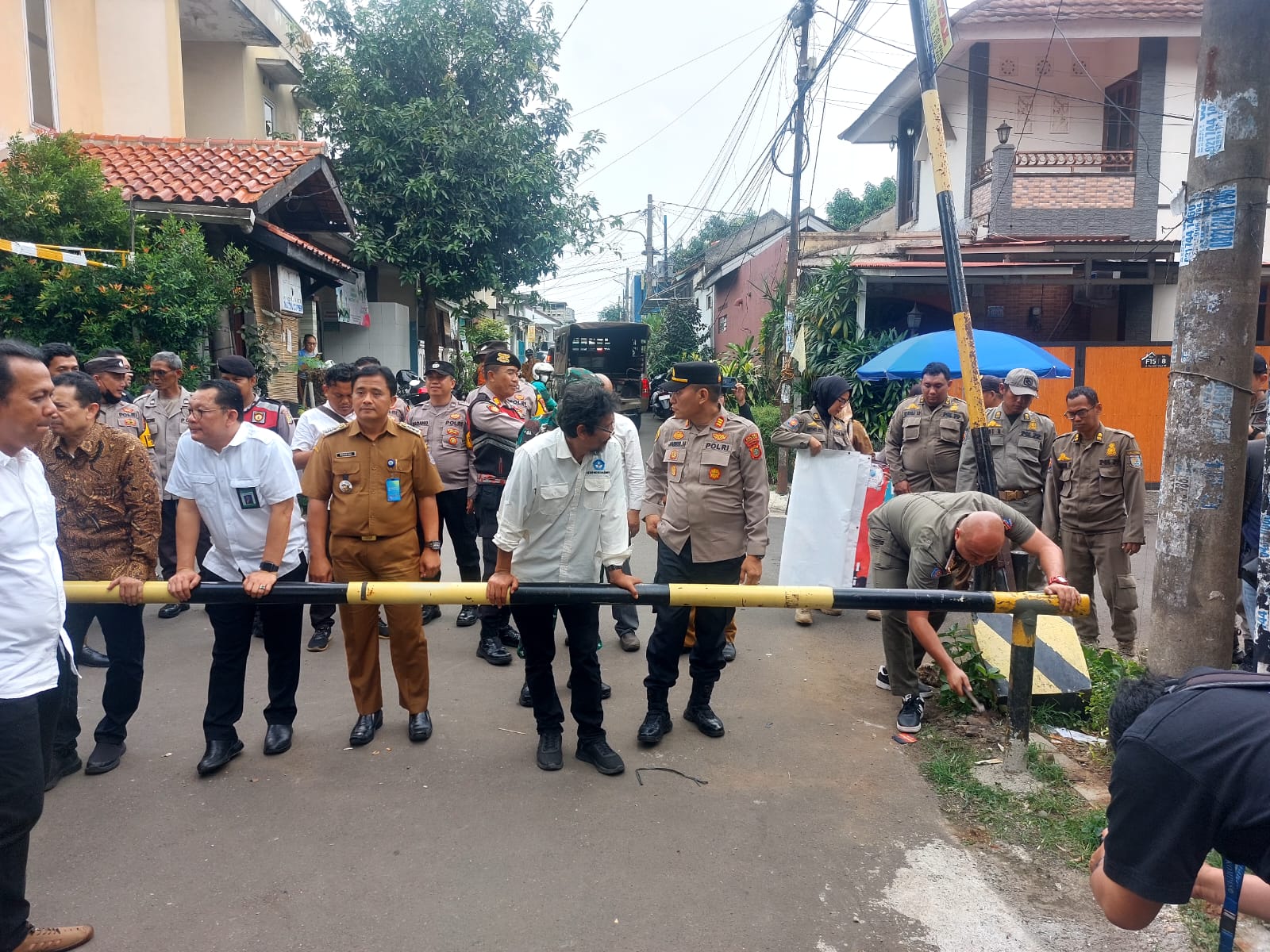 Proses pembongkaran portal dilakukan pada Senin (14/7). (tangselpos.id/rmn)
