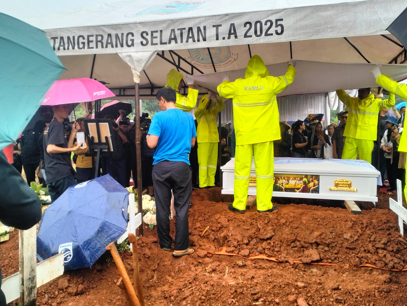 Peti jenazah almarhum diturunkan ke liang lahat dengan khidmat. (tangselpos.id/irm)