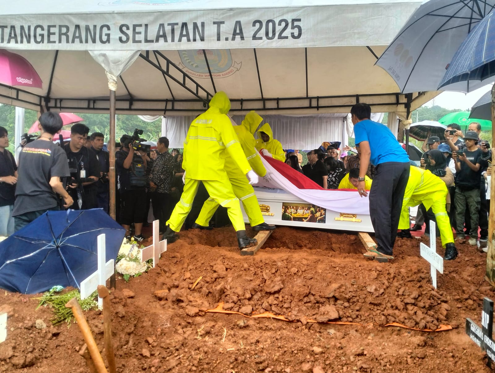 Peti jenazah almarhum diturunkan ke liang lahat dengan khidmat. (tangselpos.id/irm)