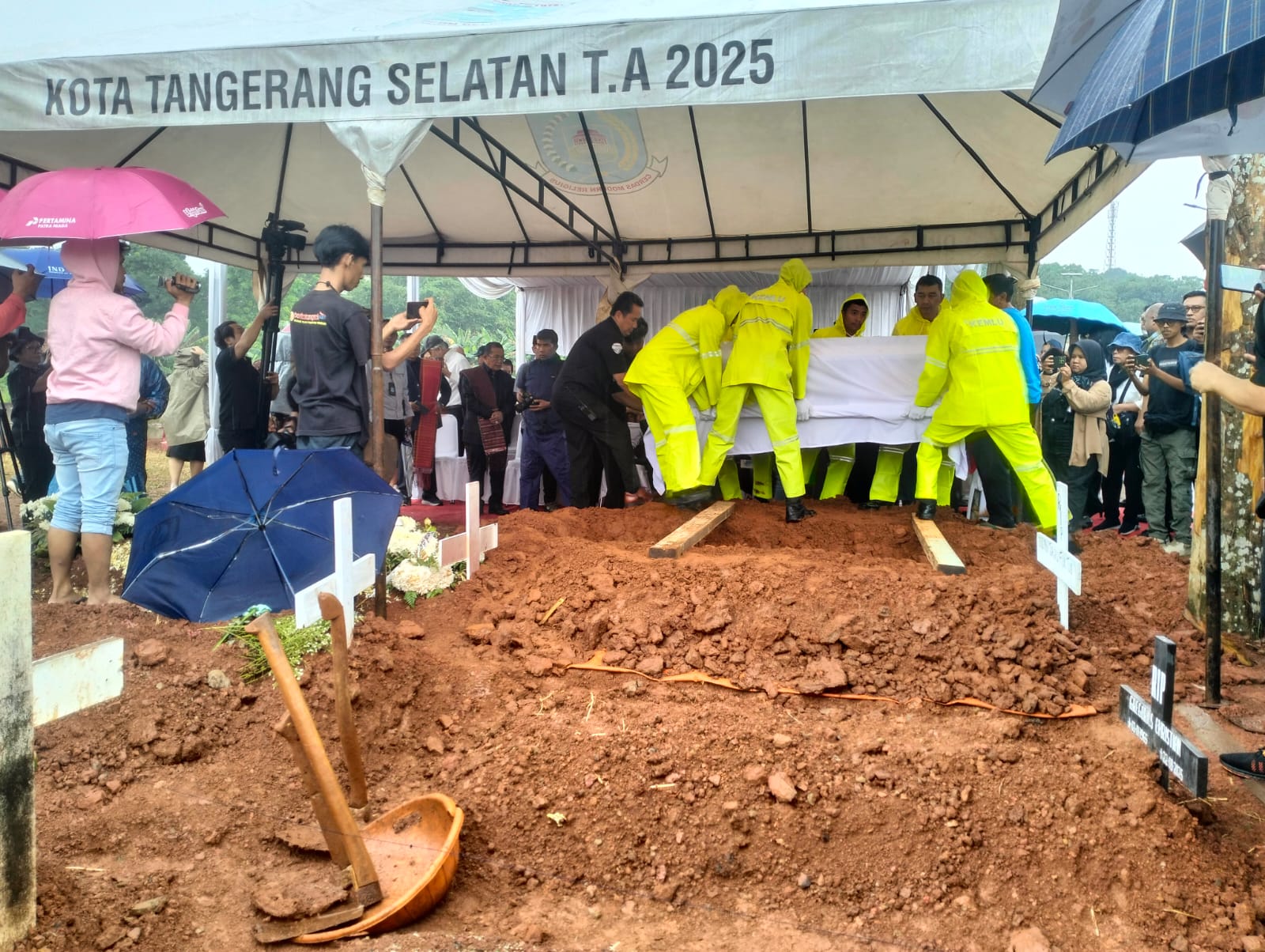 Peti jenazah almarhum diturunkan ke liang lahat dengan khidmat. (tangselpos.id/irm)