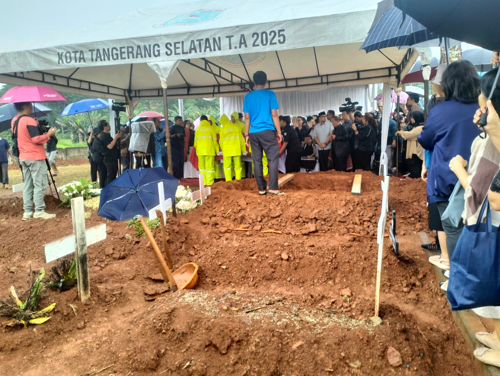Peti jenazah almarhum diturunkan ke liang lahat dengan khidmat. (tangselpos.id/irm)
