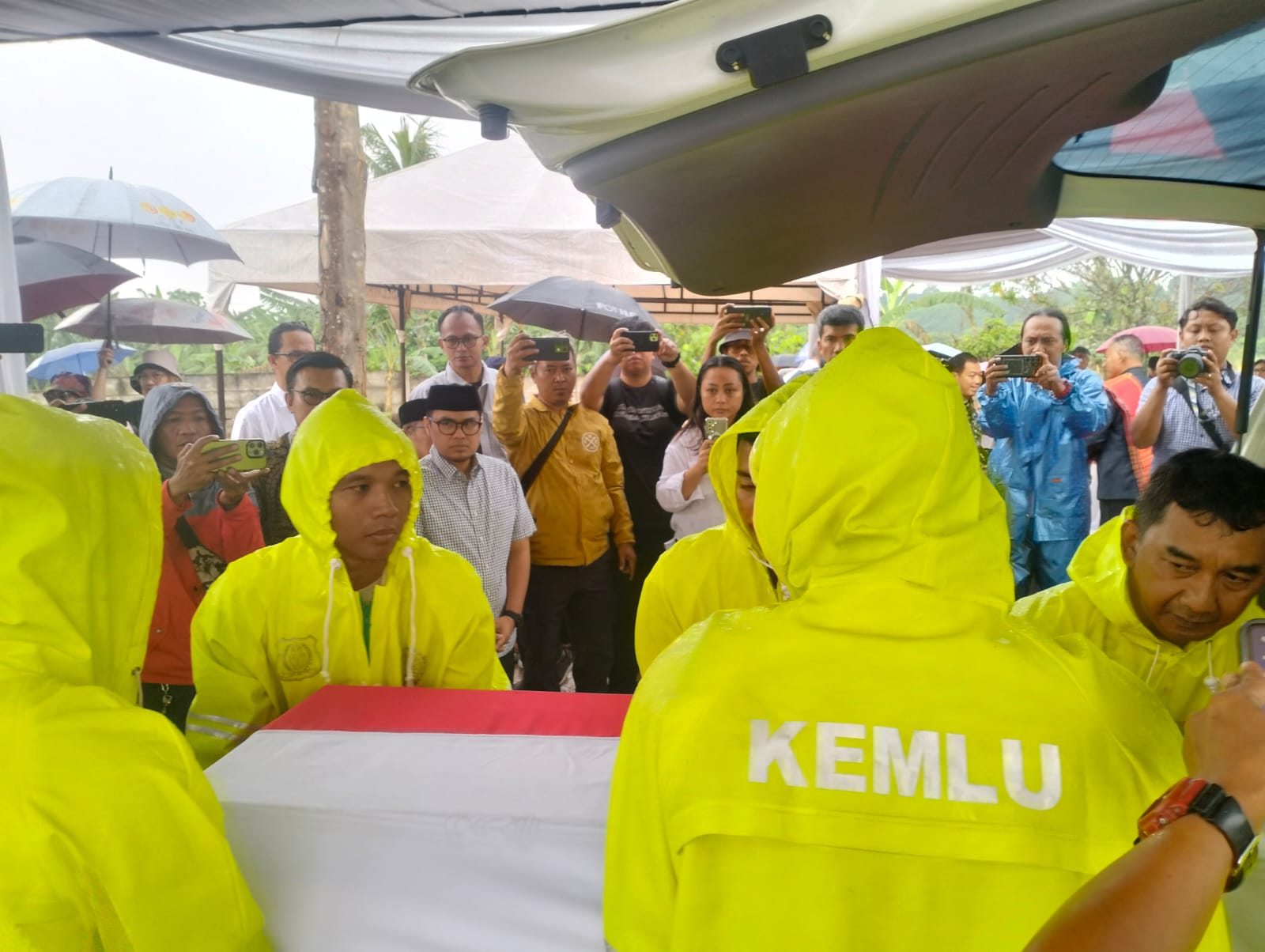 Peti jenazah almarhum diturunkan ke liang lahat dengan khidmat. (tangselpos.id/irm)