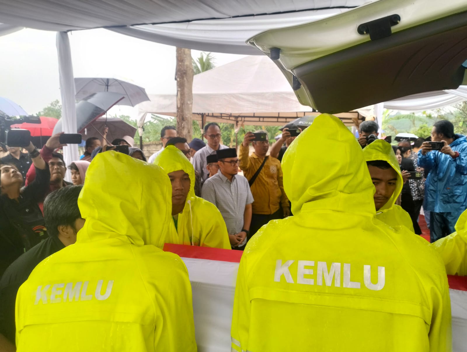 Peti jenazah almarhum diturunkan ke liang lahat dengan khidmat. (tangselpos.id/irm)
