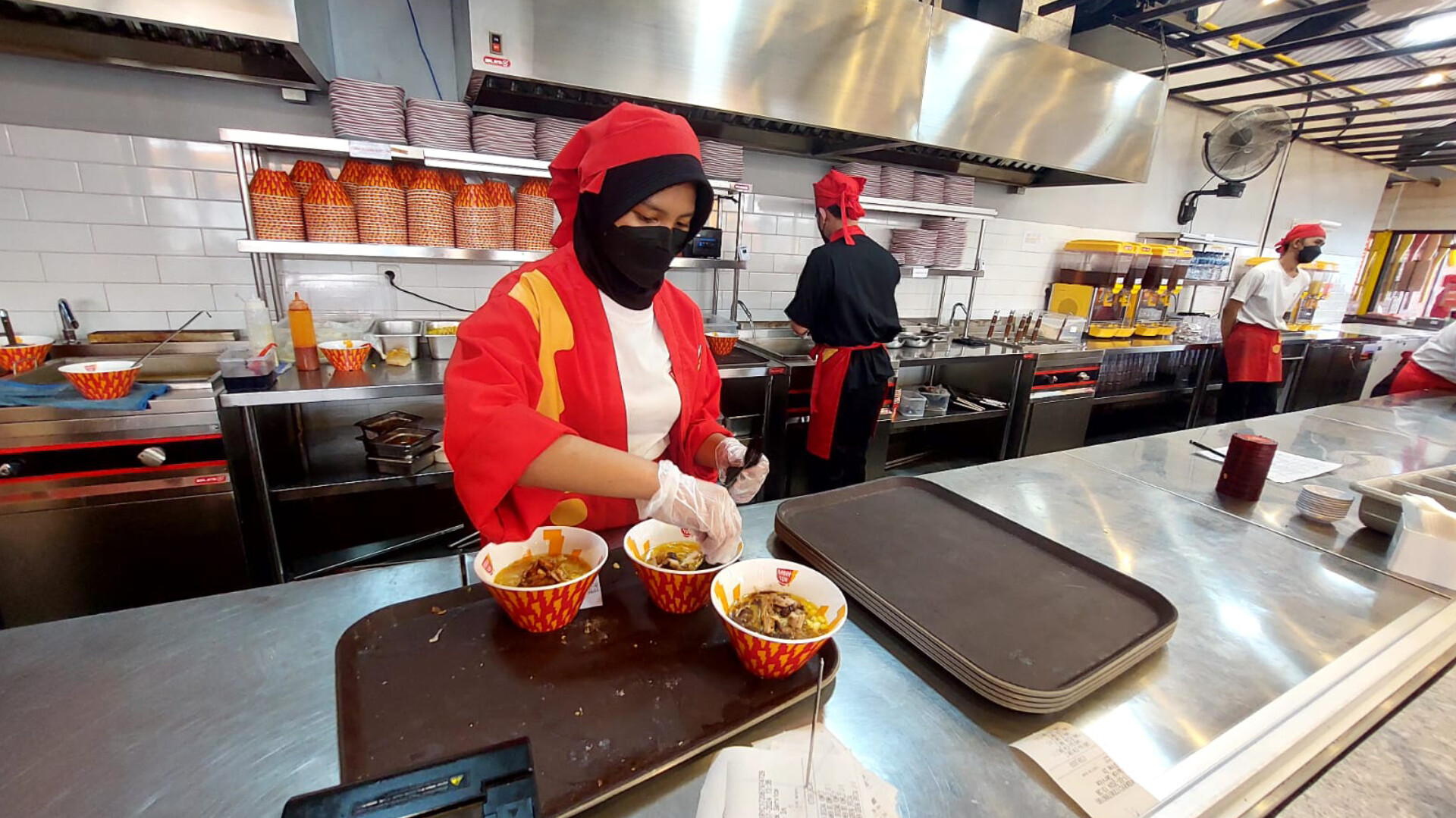 Antrean pembeli di Ramen Yuk! cabang Cipondoh, Kota Tangerang. (tangselpos.id/rmn)