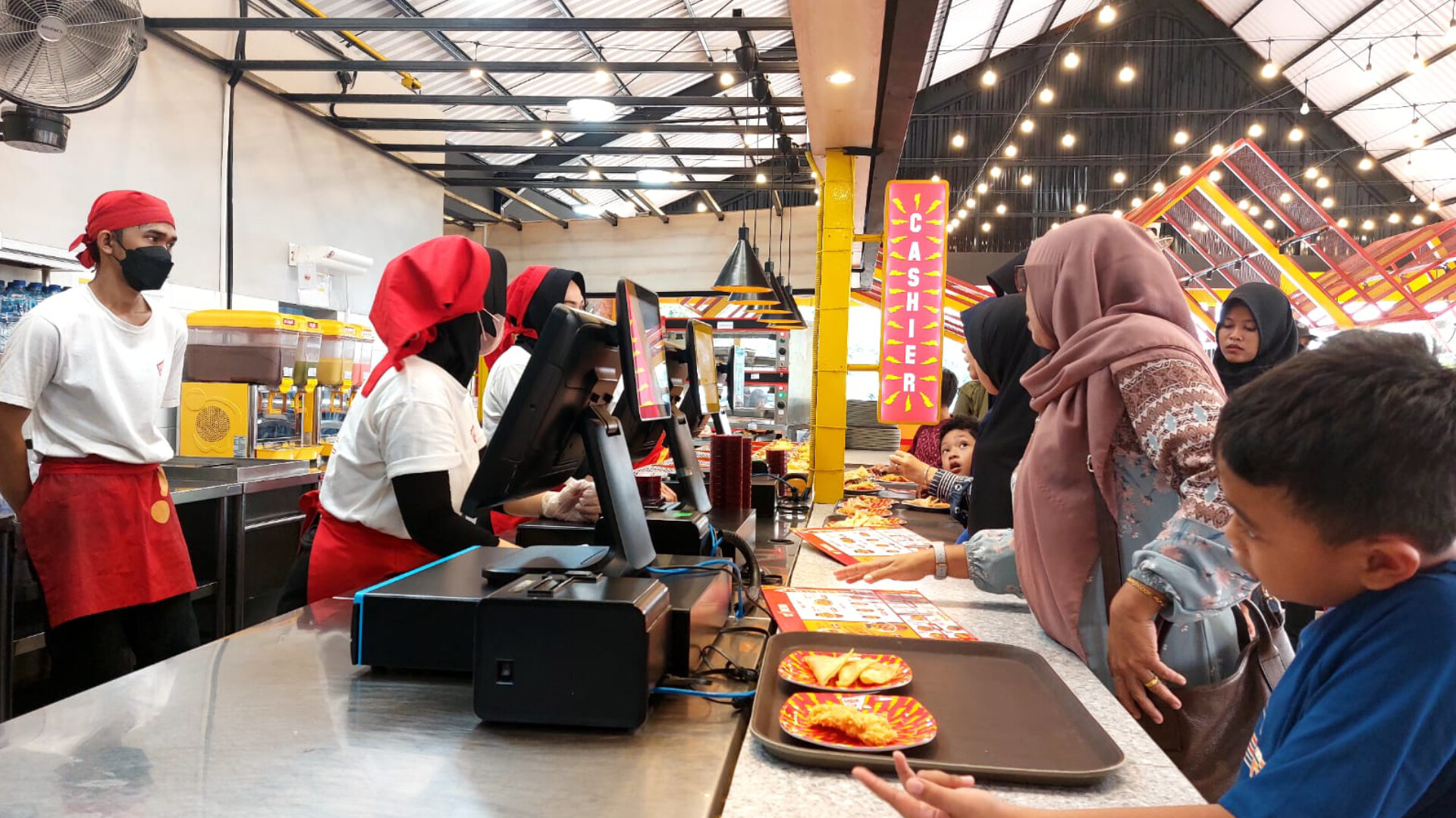 Antrean pembeli di Ramen Yuk! cabang Cipondoh, Kota Tangerang. (tangselpos.id/rmn)