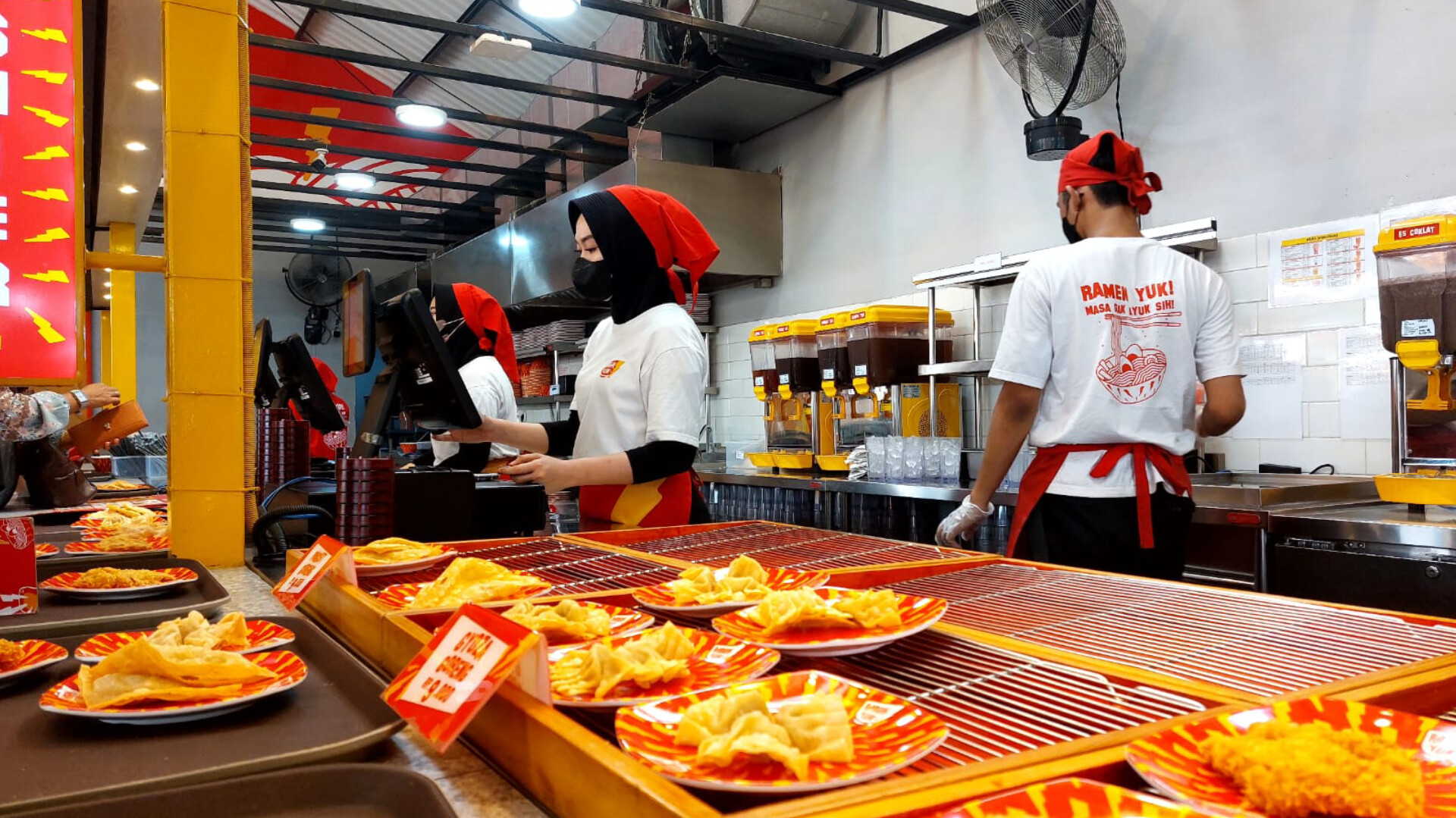 Antrean pembeli di Ramen Yuk! cabang Cipondoh, Kota Tangerang. (tangselpos.id/rmn)